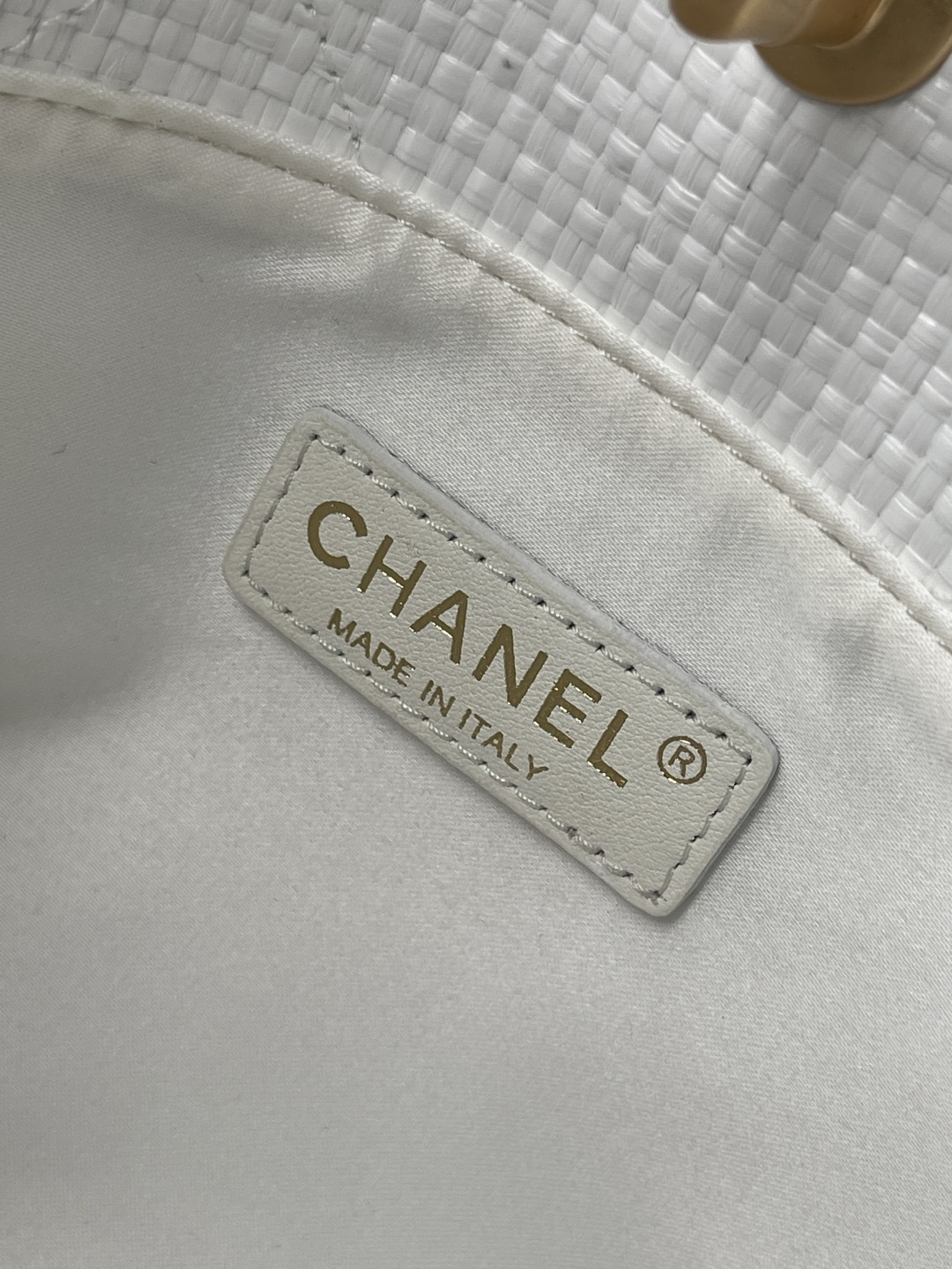 25C White Woven Straw Small Tote Handbag with Black Calfskin Trim and Gold-Tone Hardware - Mocuir