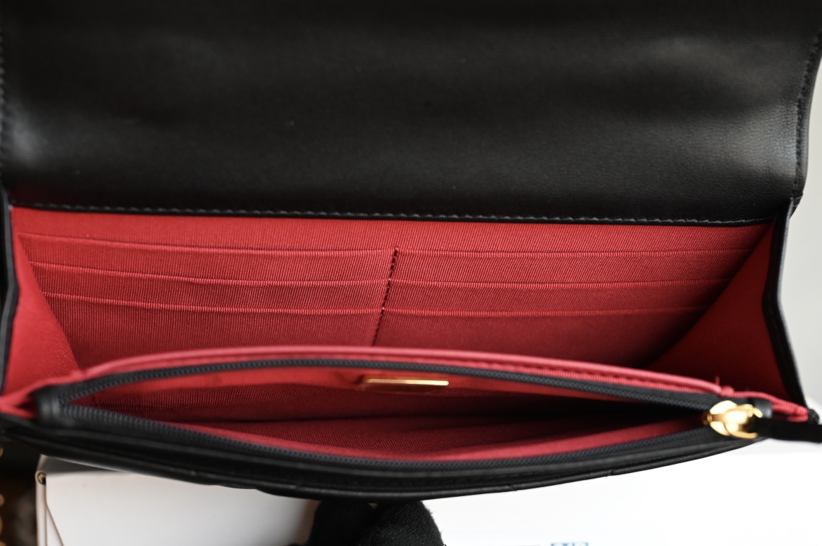 19 Wallet On Chain (WOC) in Black Lambskin with Mixed Gold & Silver Hardware (AS7759) - Mocuir