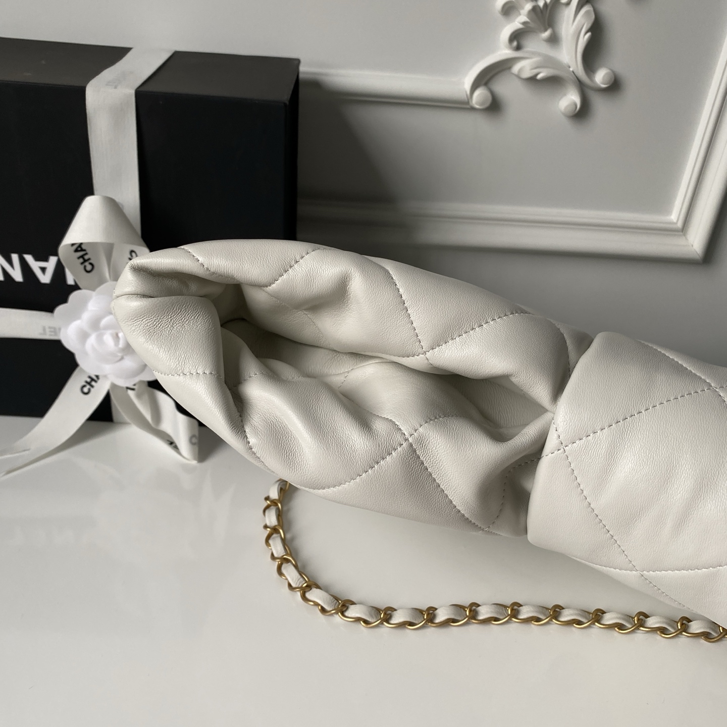 25K Large Hobo Bag (AS5846) in White Quilted Shiny Lambskin with Light Gold-Tone Hardware - Mocuir