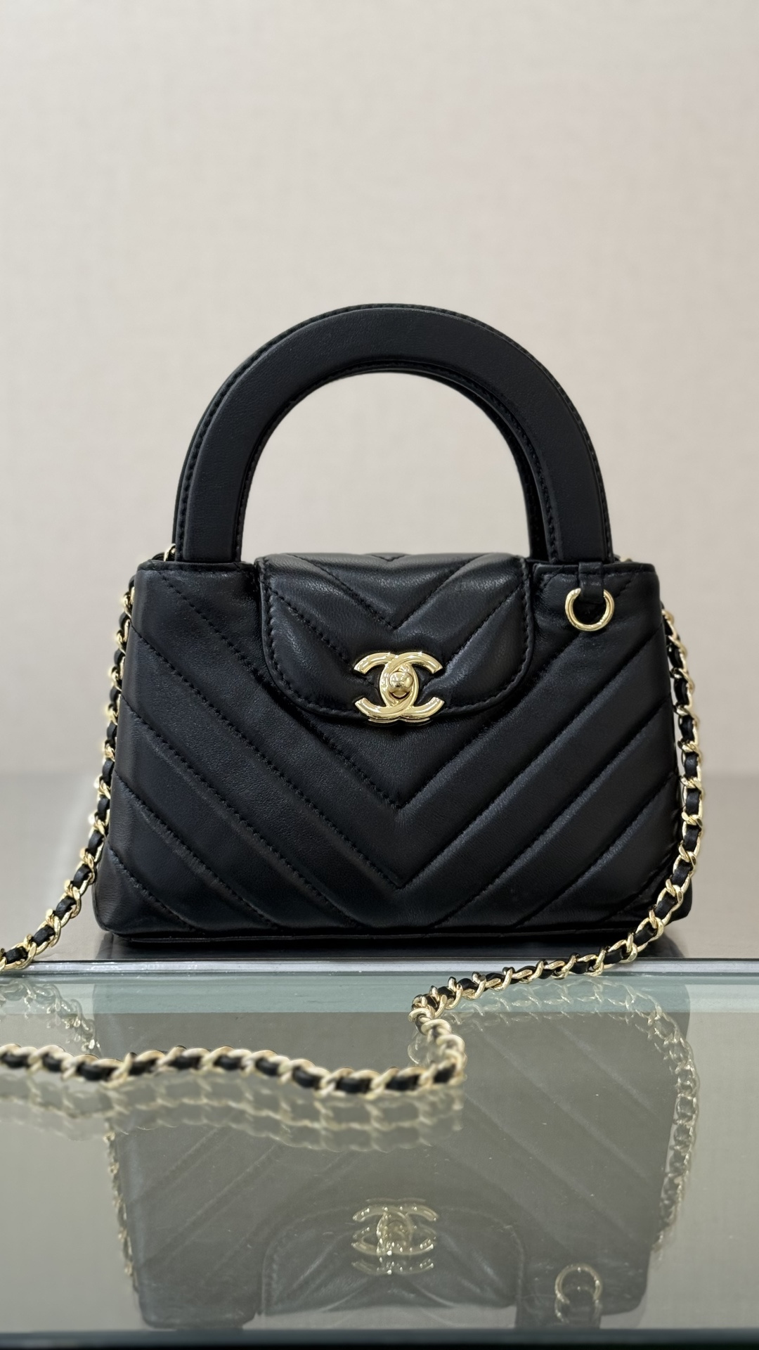 26K Kelly Mini Chevron-Quilted Lambskin Handle Bag with Gold-Tone Hardware - Mocuir