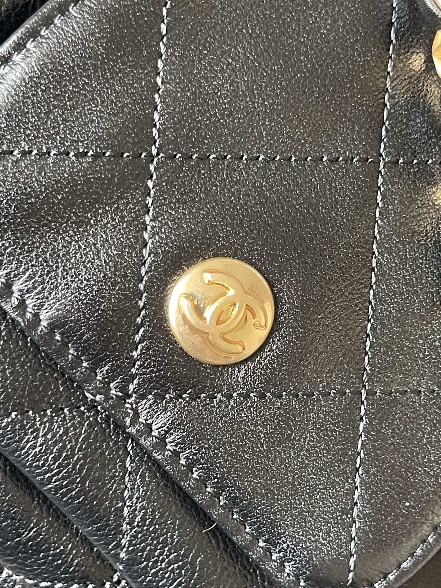 Large Hobo Bag (AS4668) in Black Shiny Calfskin with Gold-Tone Hardware, 24P Pre-Fall Collection - Mocuir