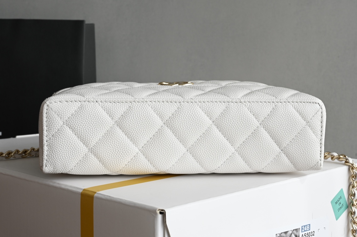 Small Vanity Case (LP Lunch Box Bag) in White Quilted Caviar Calfskin with Light Gold-Tone Hardware - Mocuir