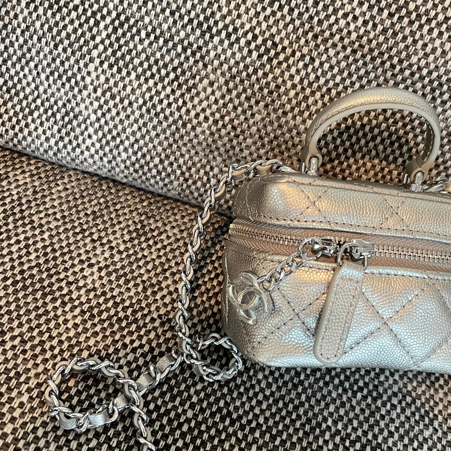Silver Metallic Quilted Caviar Leather Mini Vanity Case with Handle and Silver-Tone Chain - Mocuir