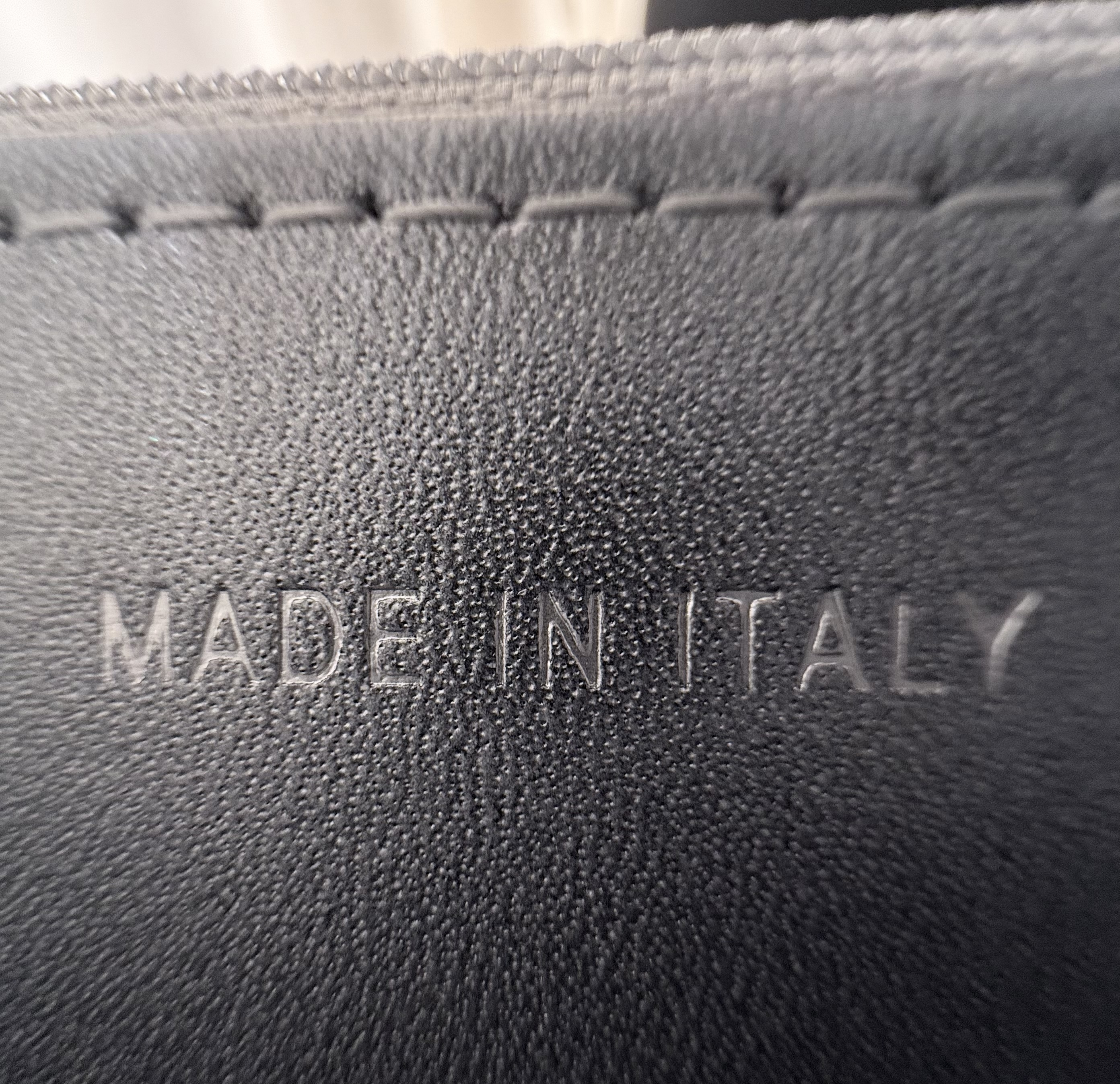 Wallet on Chain with Top Handle (AP3984) in Silver Caviar Leather with Silver-Tone Hardware, 25C Cruise Collection - Mocuir