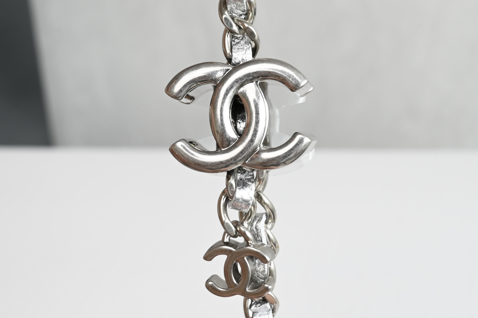 Small Vanity Case in Metallic Silver Grained Calfskin with Silver-Tone Hardware - Mocuir