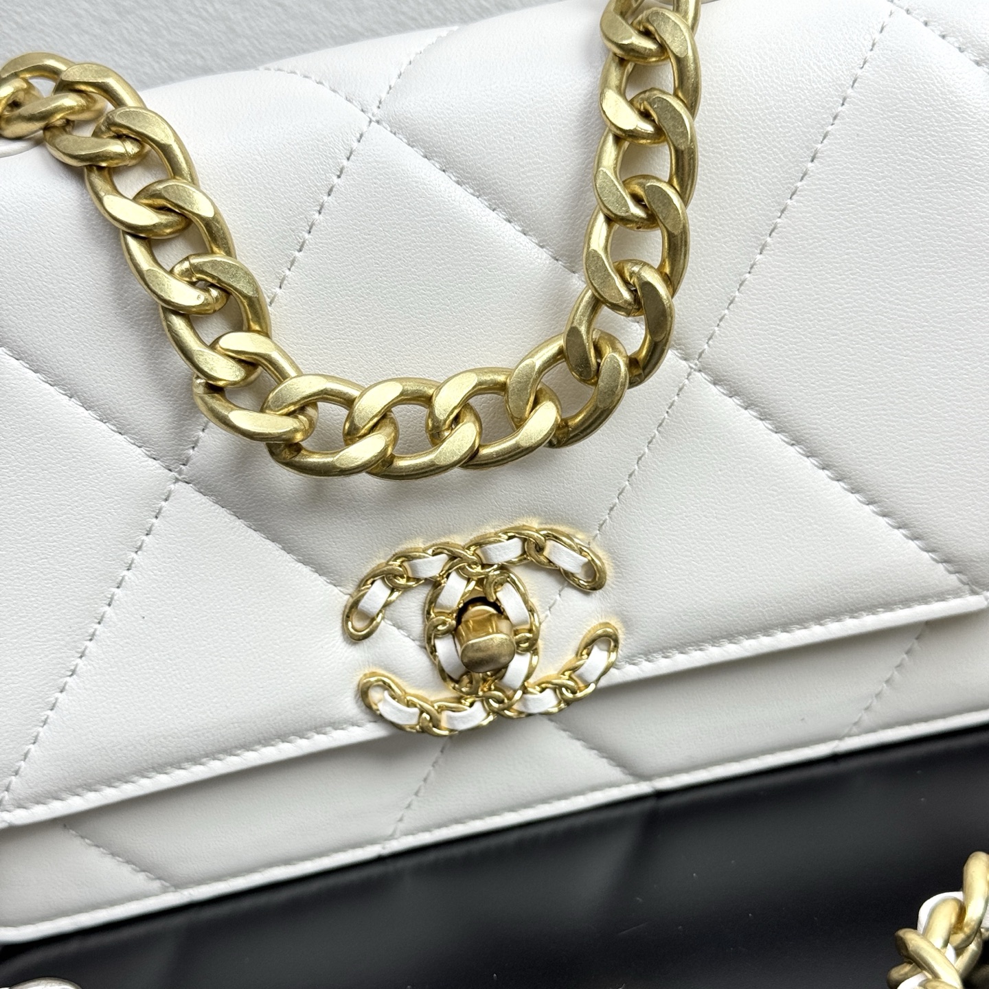 19 WOC Quilted Lambskin Shoulder Bag in White (Tri-Tone Hardware) - Mocuir