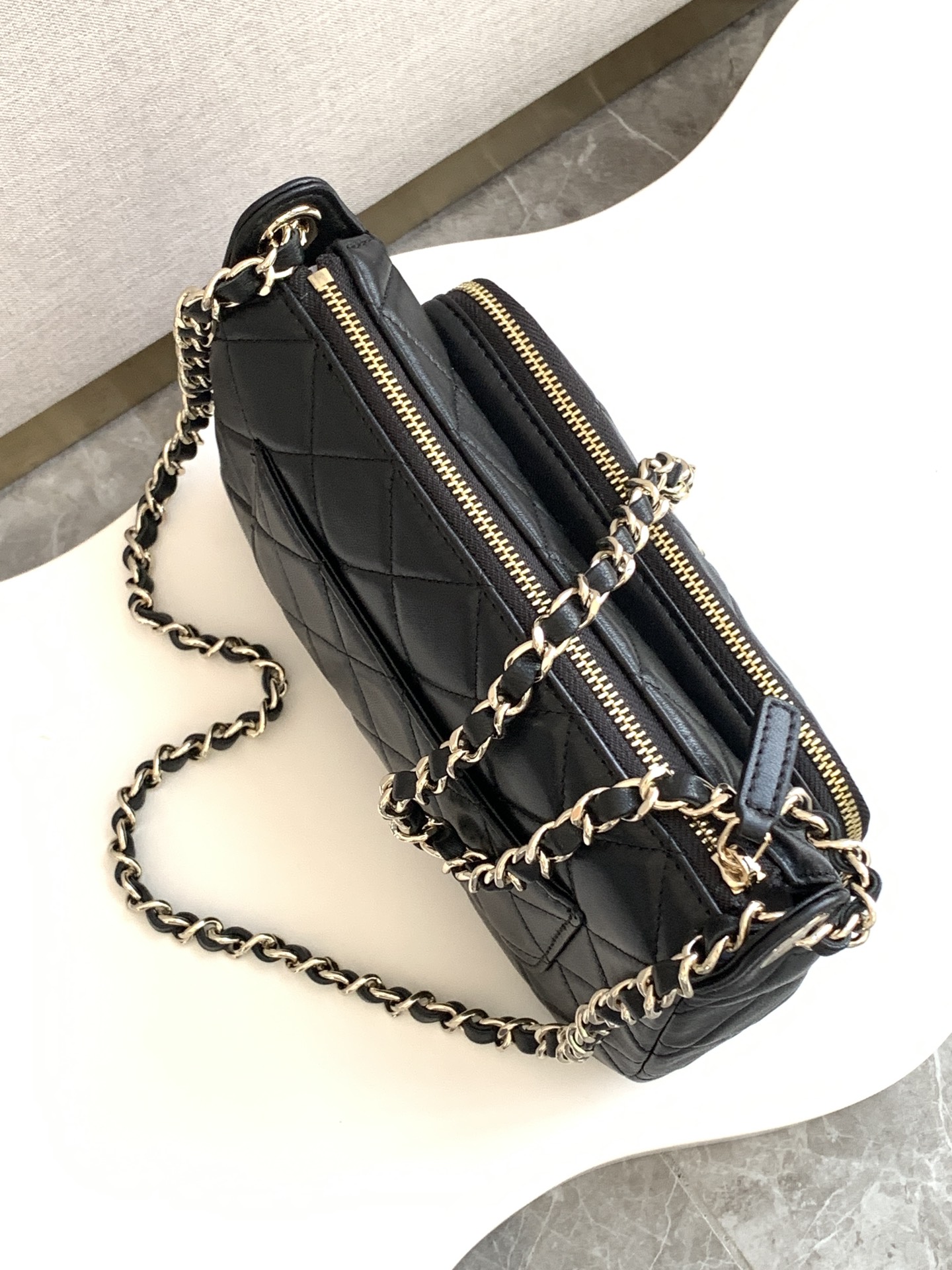 25C Cruise Camera Bag in Black Crinkled Lambskin - Mocuir