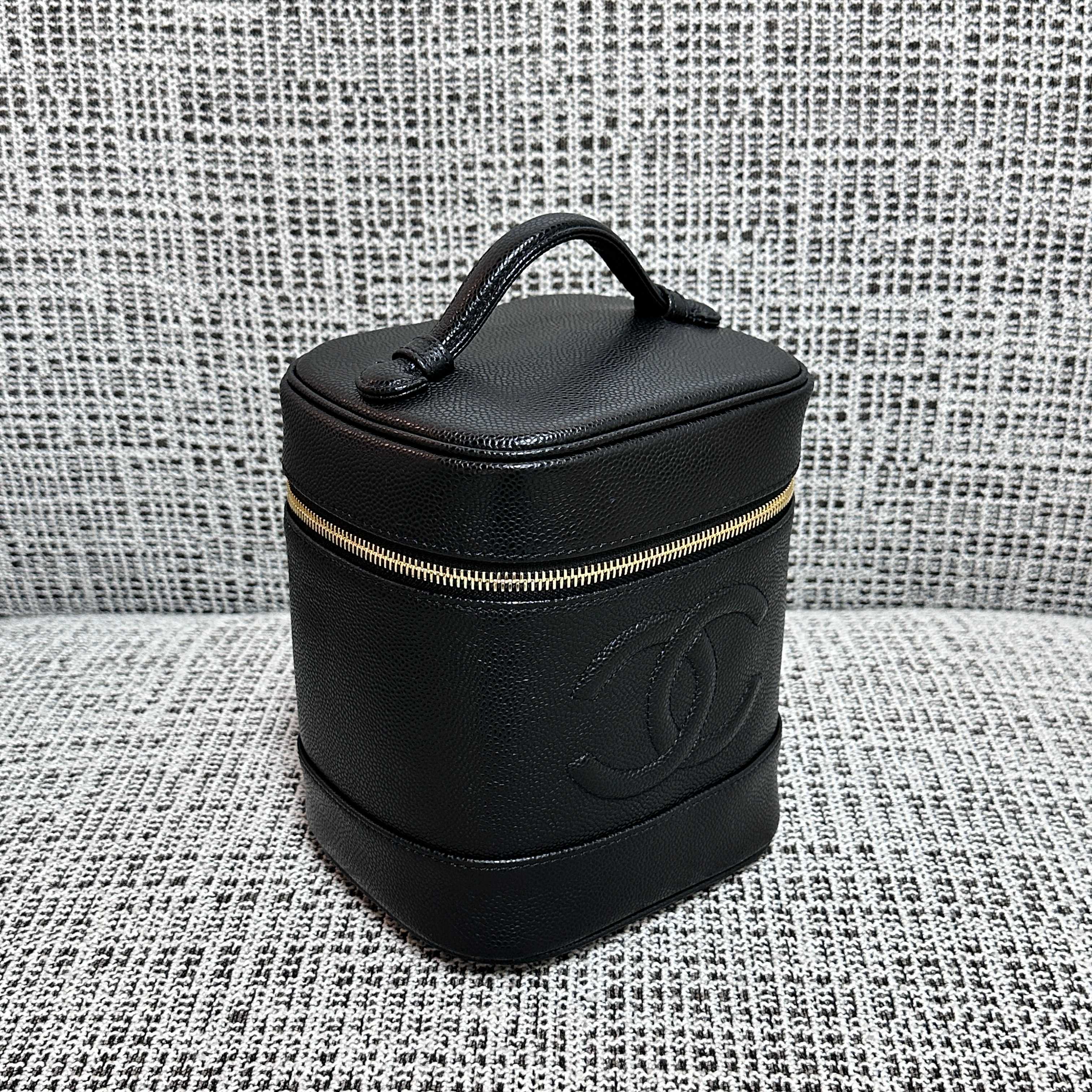 Vintage Caviar Leather CC Embossed Vanity Case Cosmetic Bag in Black (Gold Hardware) - Mocuir