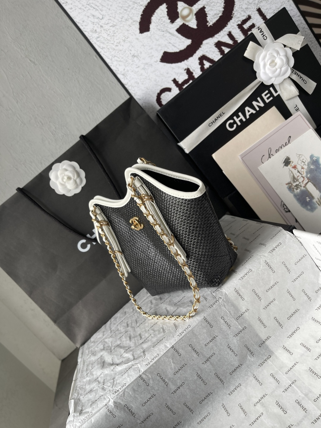 25C Black Woven Straw Large Tote Handbag with White Calfskin Trim and Gold-Tone Hardware - Mocuir