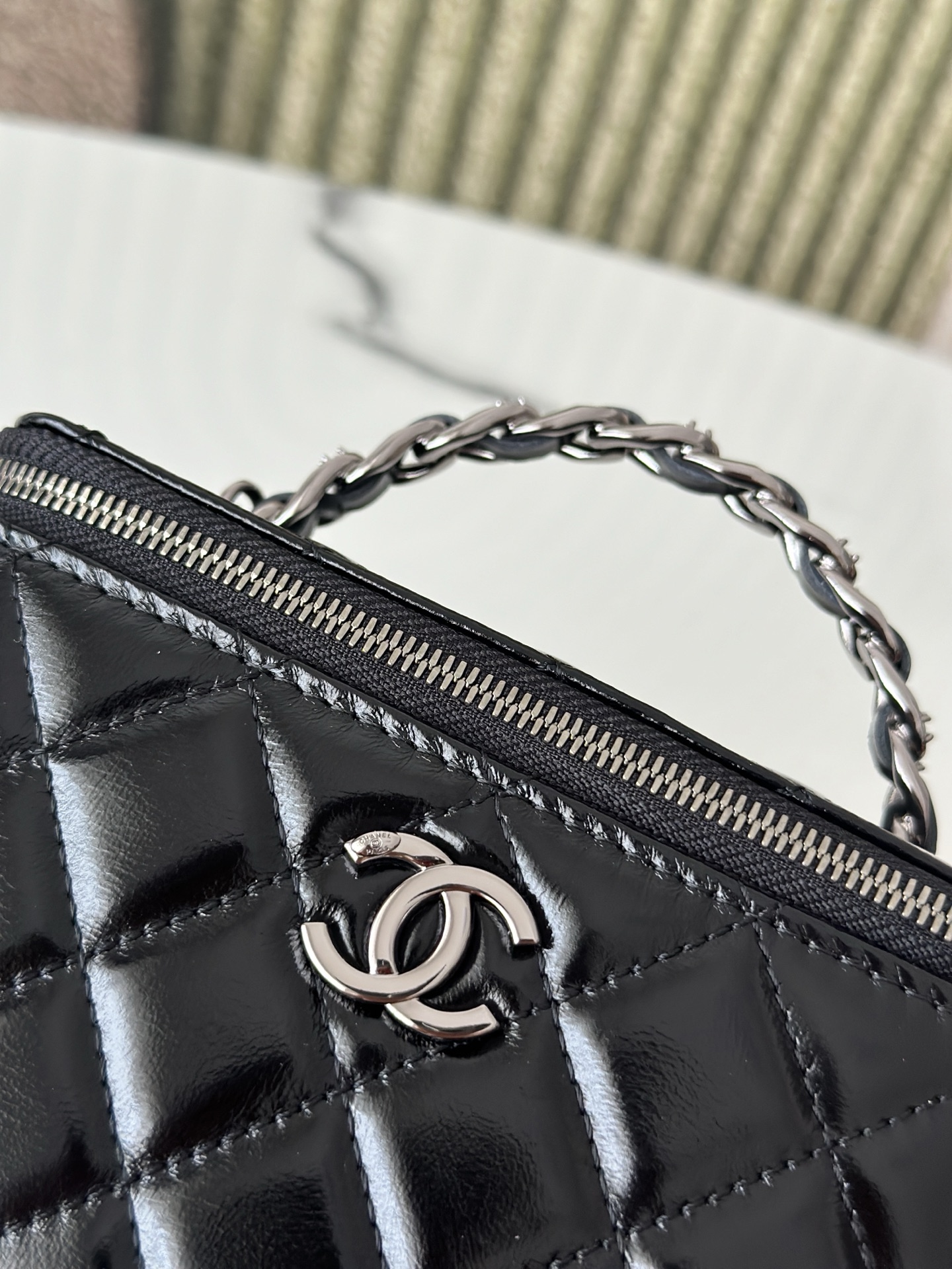 Quilted Patent Vanity Case with Chain (AP3940) in Black Patent Calfskin with Ruthenium-Finish Metal Hardware, 25B Fall-Winter Collection - Mocuir