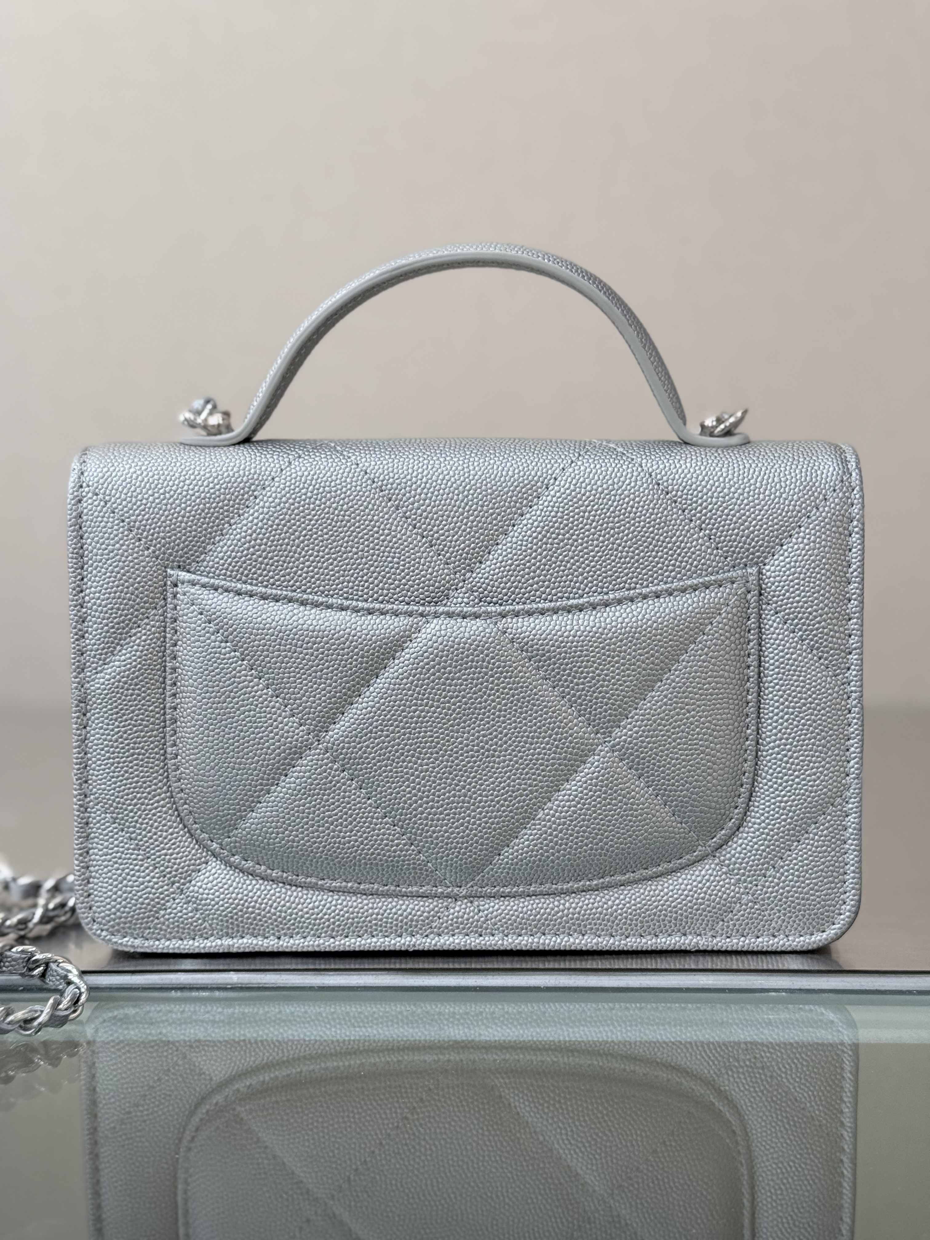 Wallet on Chain with Top Handle (AP3984) in Silver Caviar Leather with Silver-Tone Hardware, 25C Cruise Collection - Mocuir