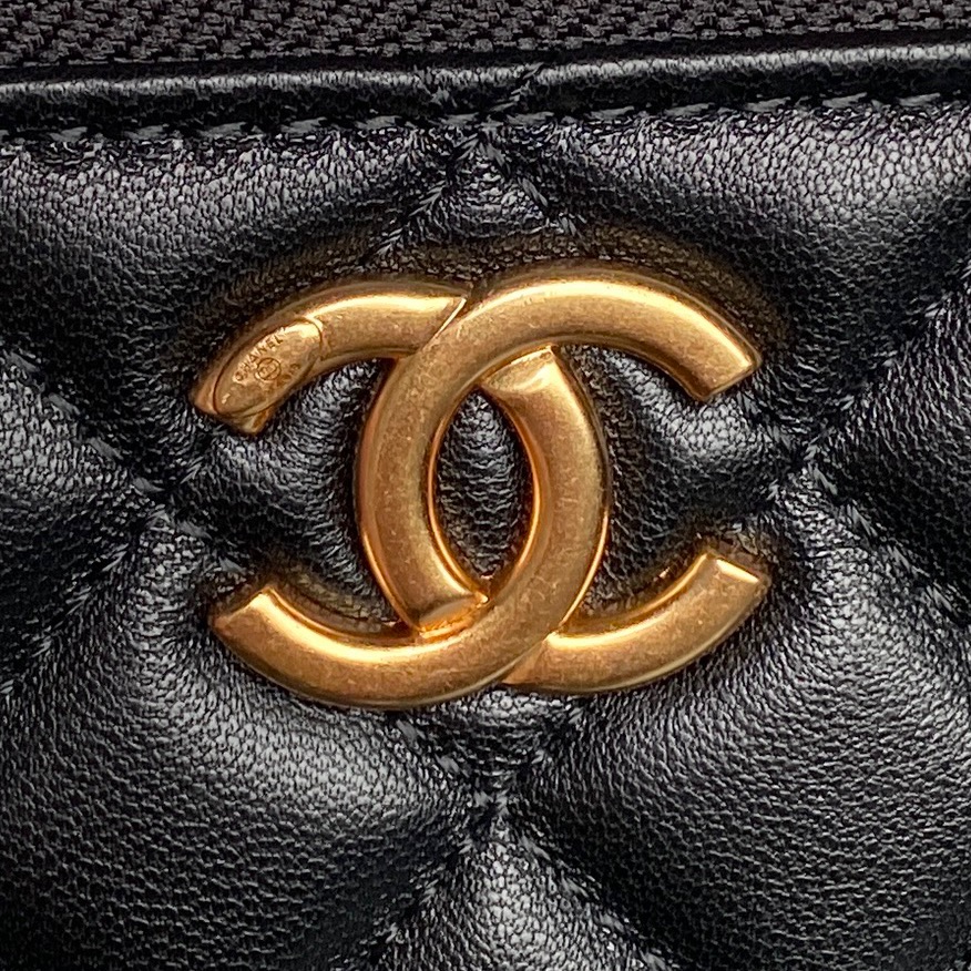 Small Vanity Case with Chain (AP3940) in Black Shiny Lambskin with Gold-Tone Hardware, 25B Fall-Winter Collection - Mocuir