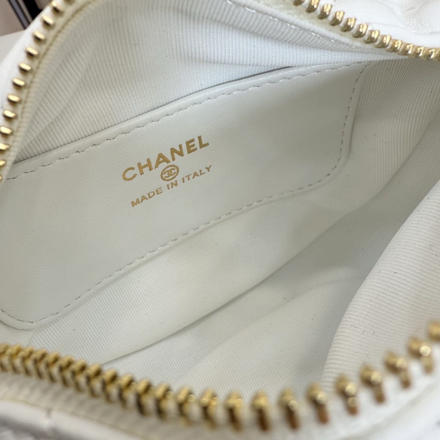 23C Hula Hoop Pouch Quilted Lambskin Bag in White (Gold Hardware) - Mocuir