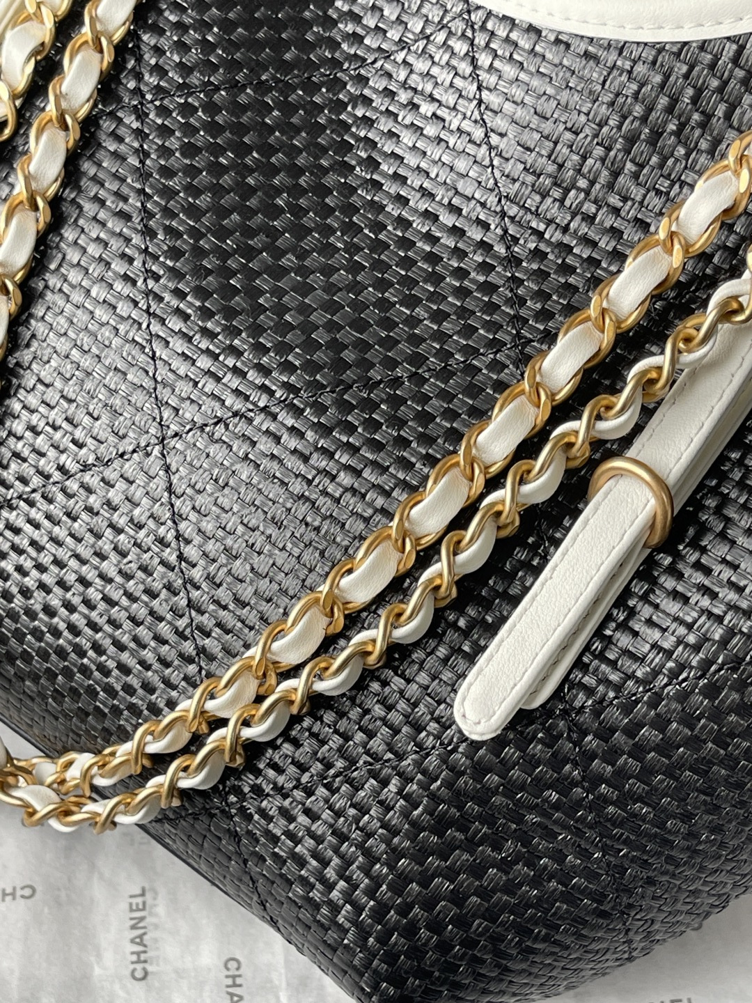 25C Black Woven Straw Large Tote Handbag with White Calfskin Trim and Gold-Tone Hardware - Mocuir