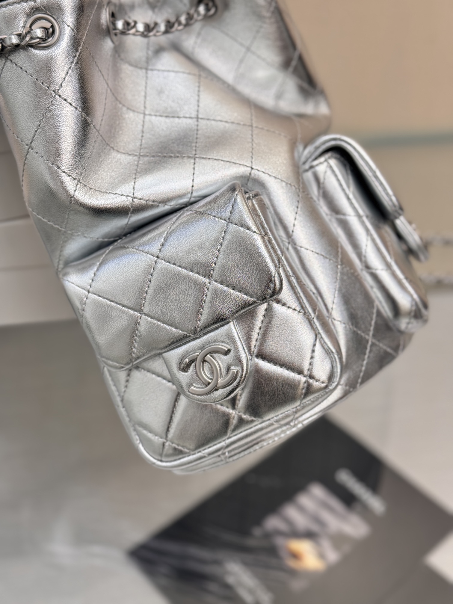 Drawstring Bucket Backpack（Metallic Silver） - Mocuir