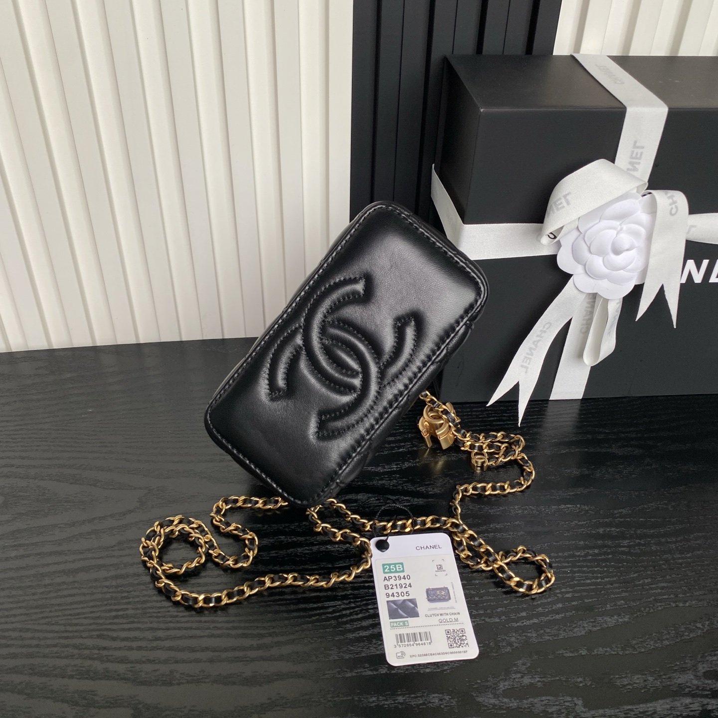 Small Vanity Case with Chain (AP3940) in Black Shiny Lambskin with Gold-Tone Hardware, 25B Fall-Winter Collection - Mocuir