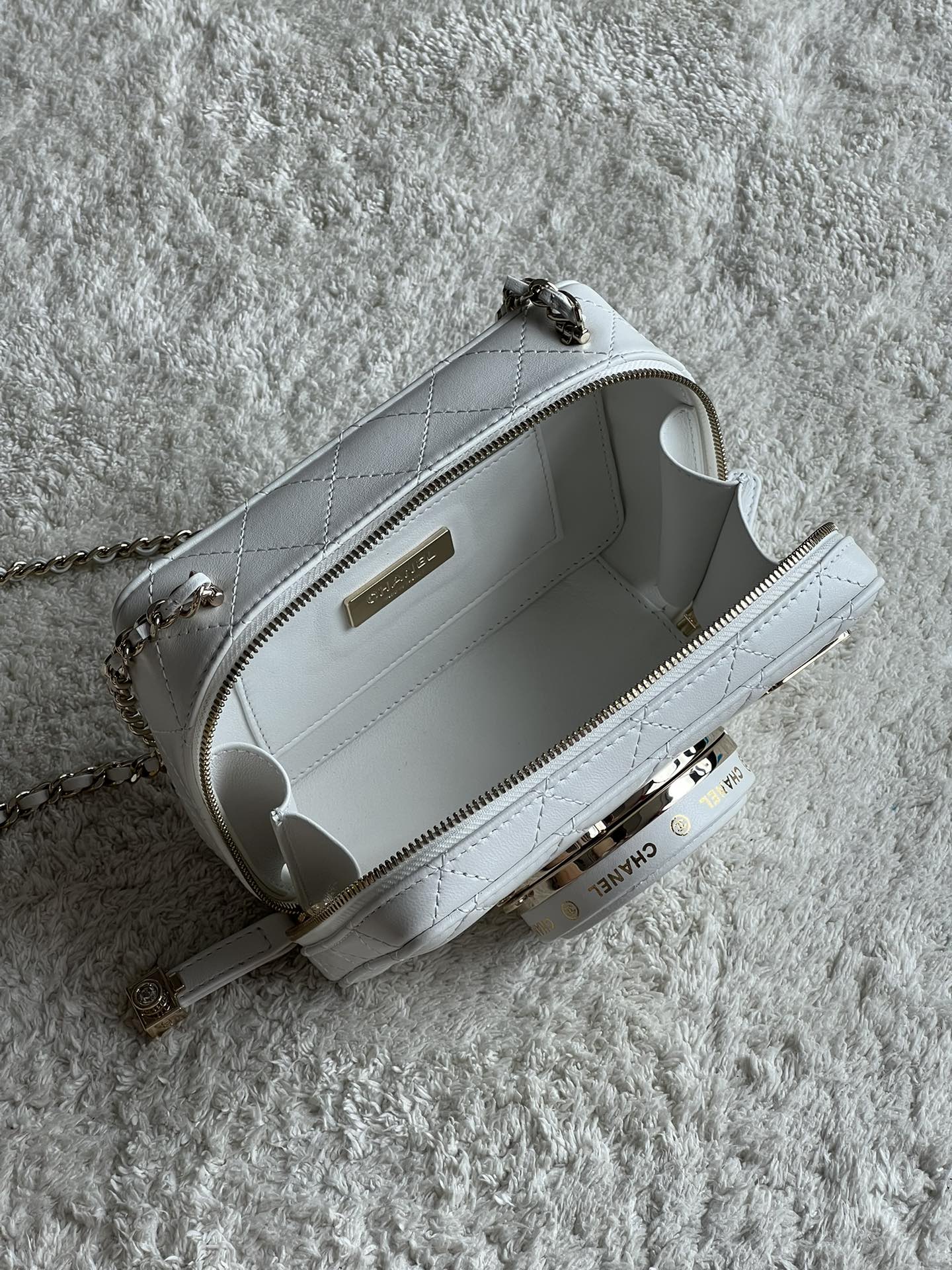 Camera Bag in White Quilted Lambskin with Pale Gold-Tone Hardware, Spring-Summer 2024 (AS4817) - Mocuir