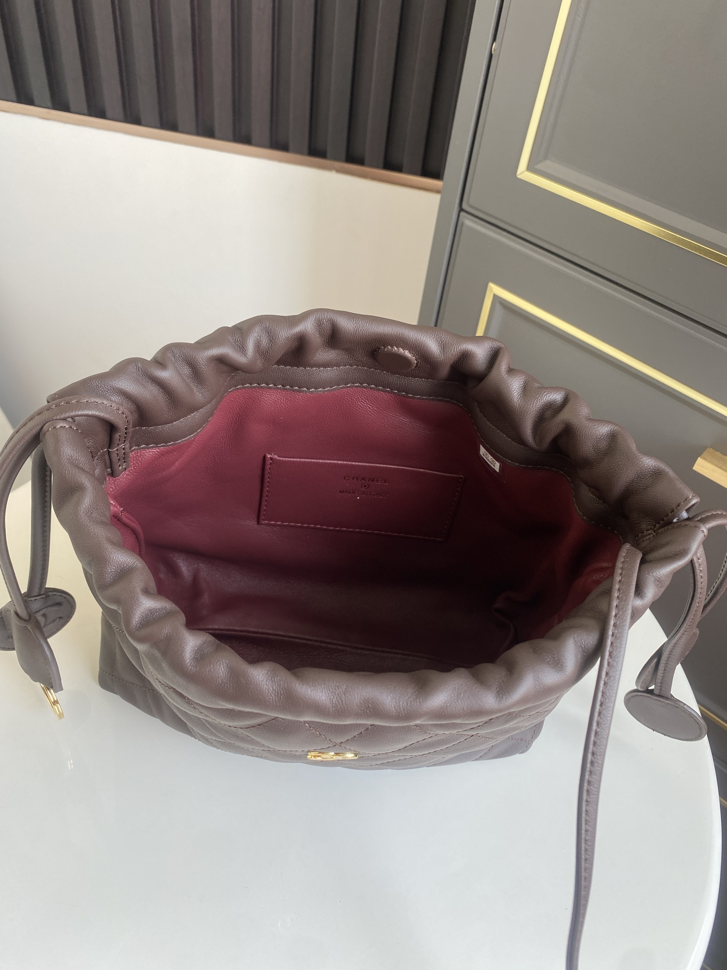 Quilted Lambskin Drawstring Hobo Bag（Chocolate） - Mocuir