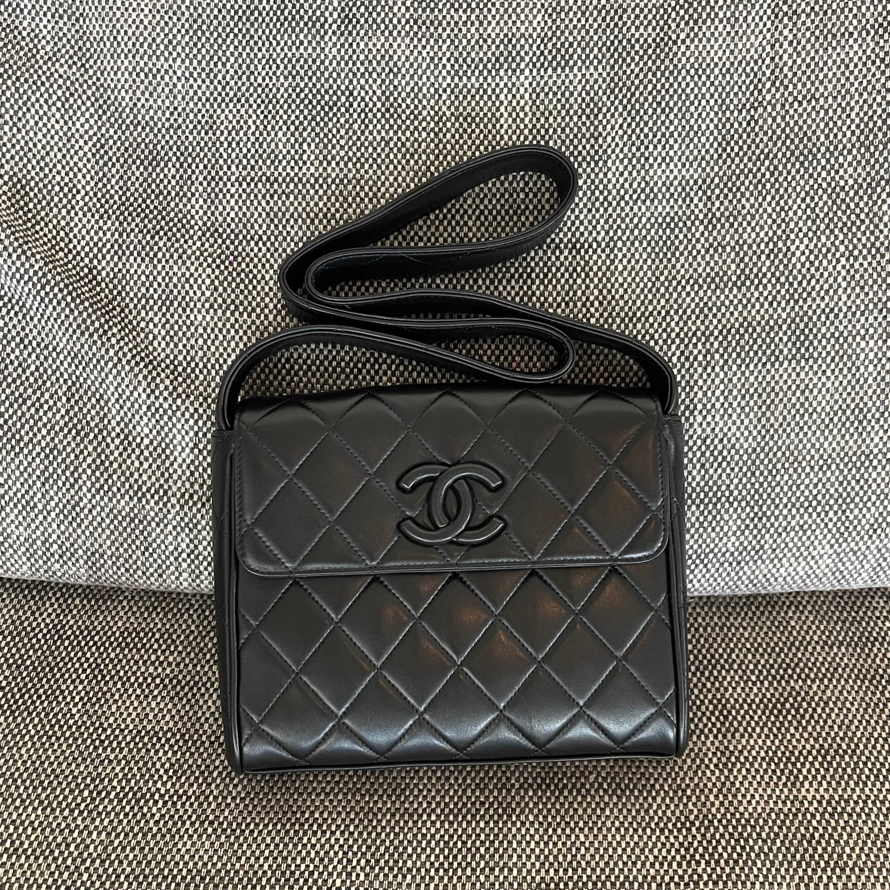Vintage Black Quilted Lambskin Square Flap Shoulder Bag with Large CC Logo - Mocuir