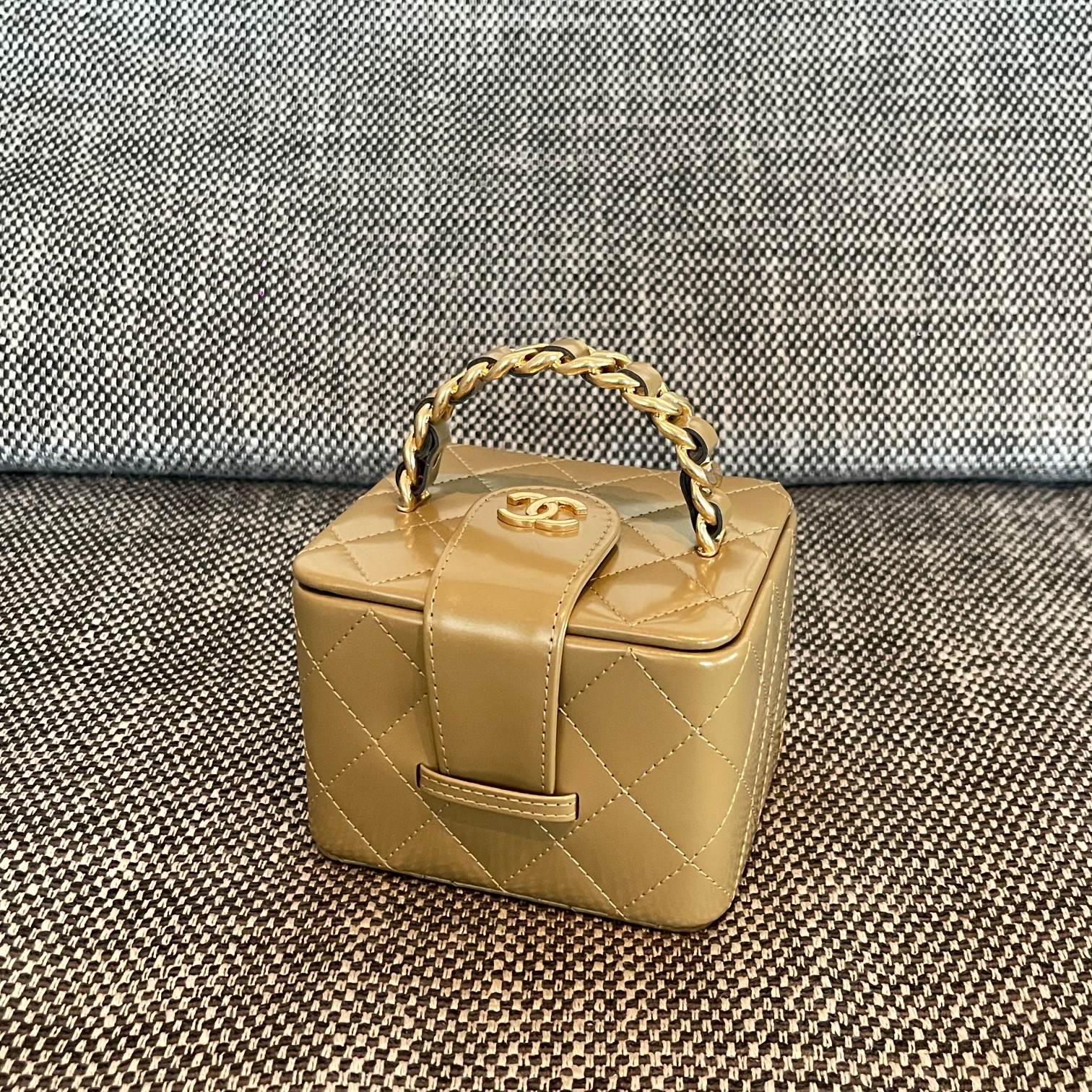 25C Small Vanity Case in Gold Patent Leather - Mocuir