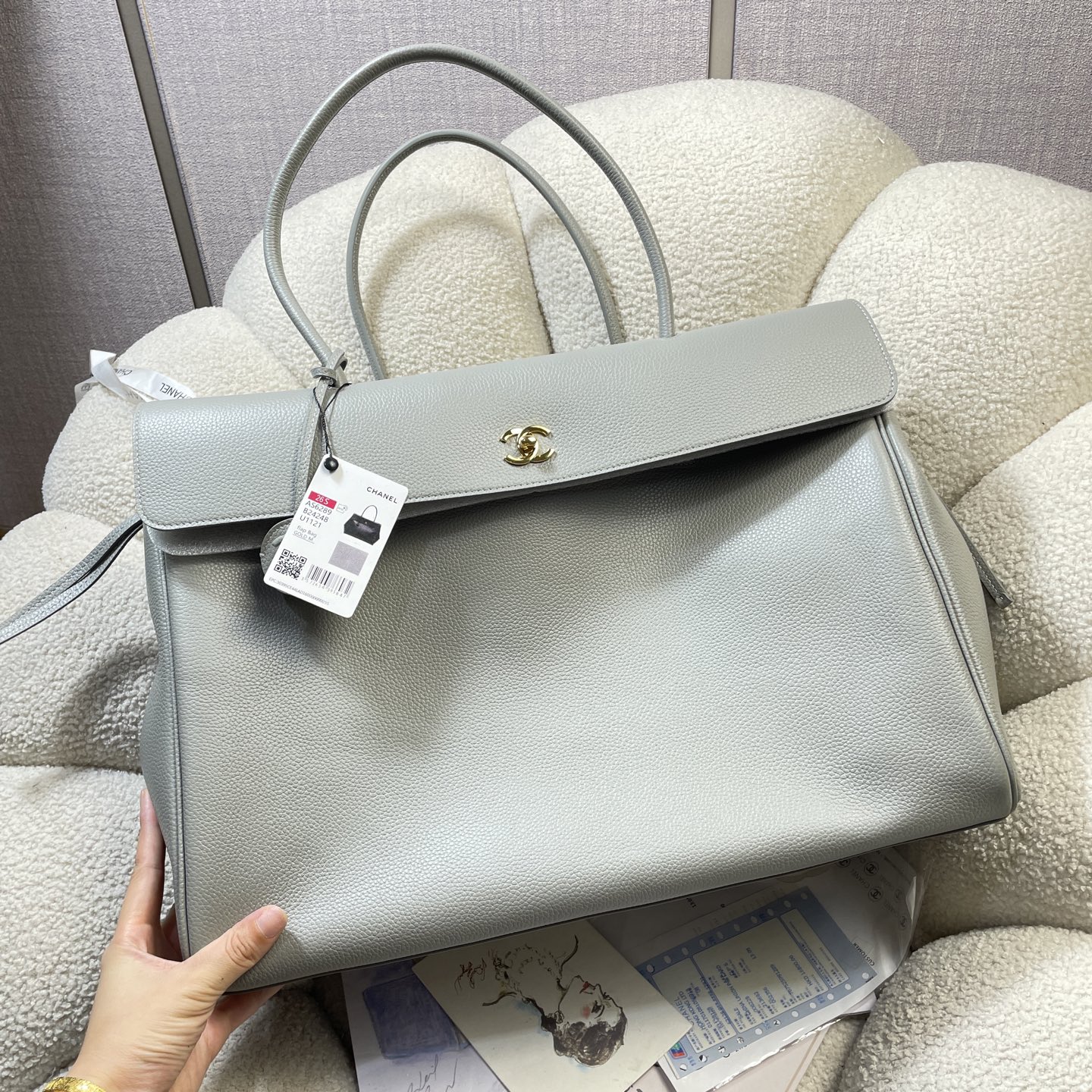 26S Cruise Large Tote Handbag in Light Grey Caviar Leather with Gold-Tone Hardware - Mocuir