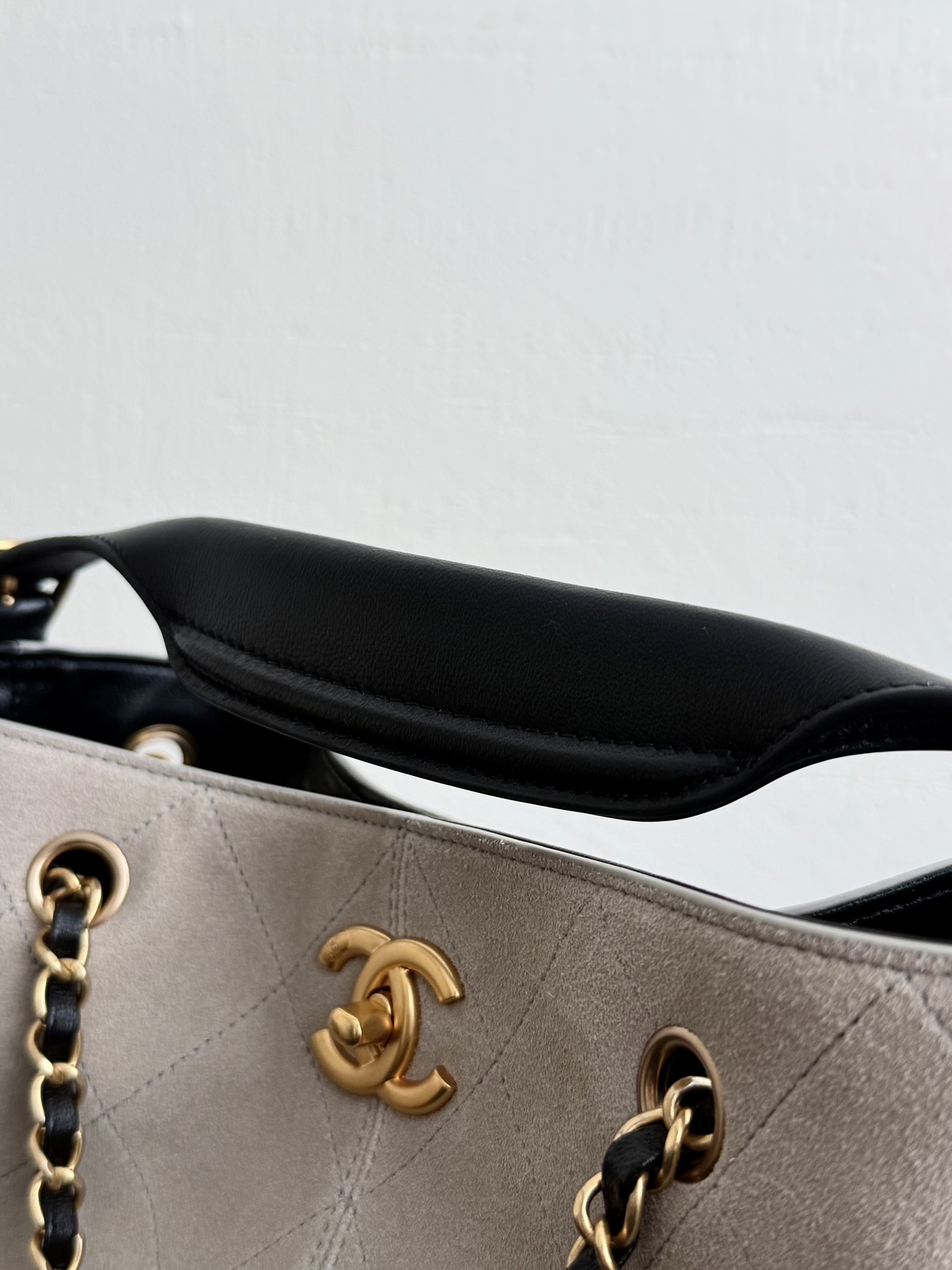 Large Hobo Bag (AS3323) in Beige Suede & Black Calfskin with Gold-Tone Hardware, 24B Fall-Winter Collection - Mocuir