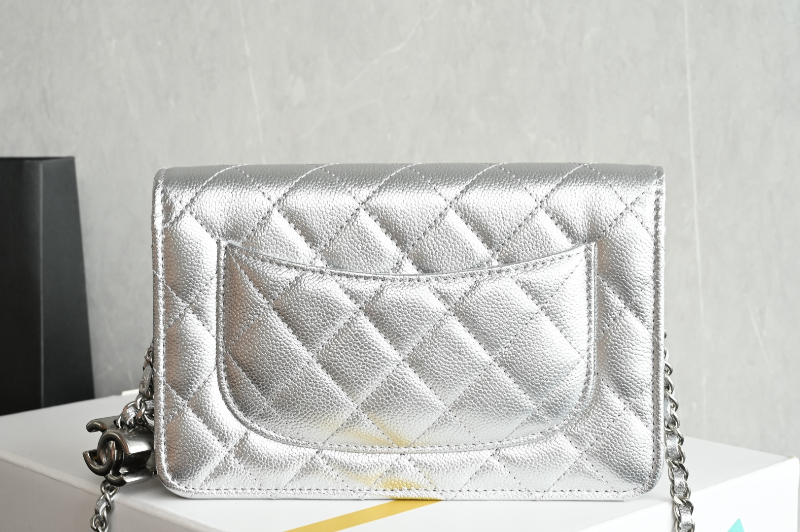 Classic Wallet On Chain (WOC) in Metallic Silver Grained Calfskin with Silver-Tone Hardware - Mocuir