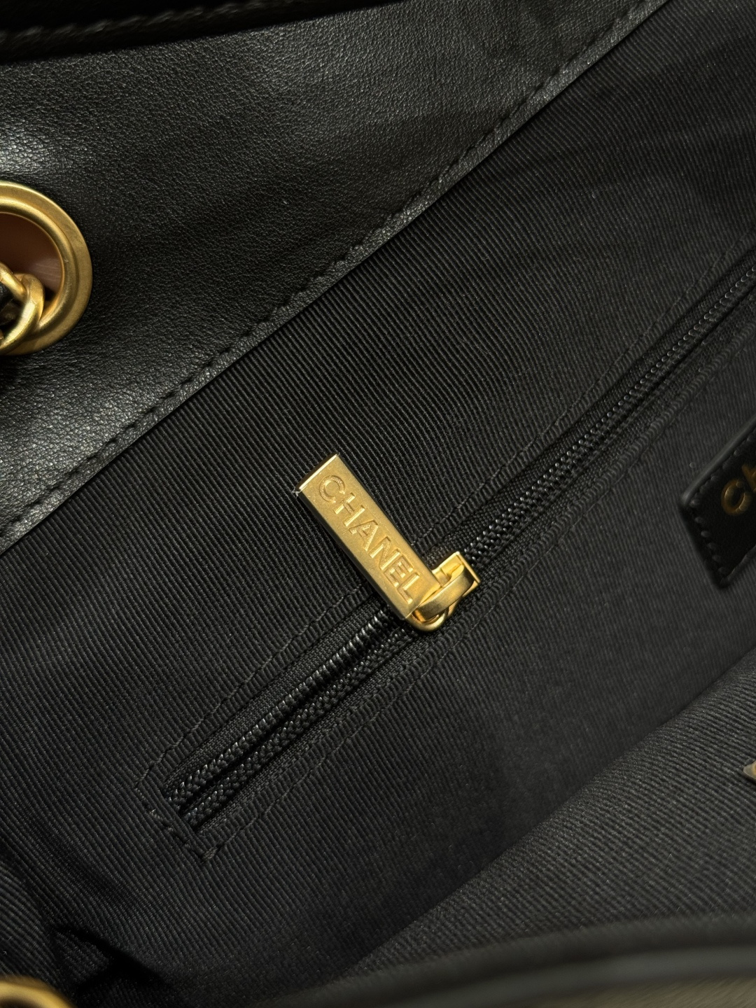 25A Pre-Fall Collection AS5634 Hobo Bucket Bag in Black Quilted Grained Calfskin (Caviar) with Antique Gold-Tone Hardware - Mocuir