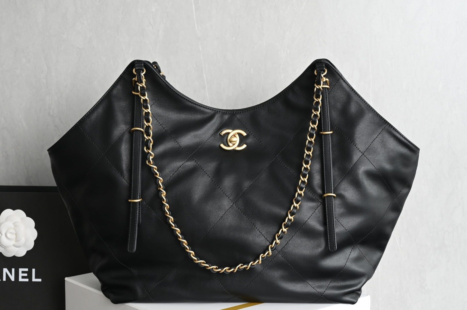 25S Hobo Tote Shopping Bag in Black Quilted Montebello Calfskin with Gold-Tone Hardware - Mocuir