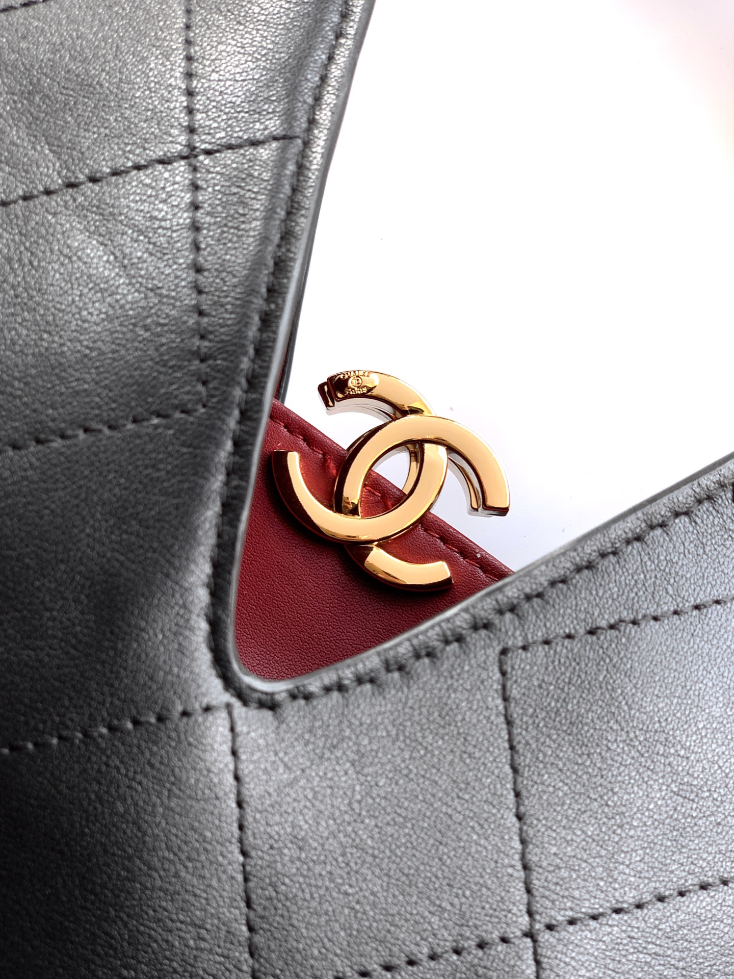 2026 Fall-Winter Maxi Hobo Bag in Black Shiny Lambskin with Gold-Tone Hardware & Empire State Building Tassel Charm - Mocuir