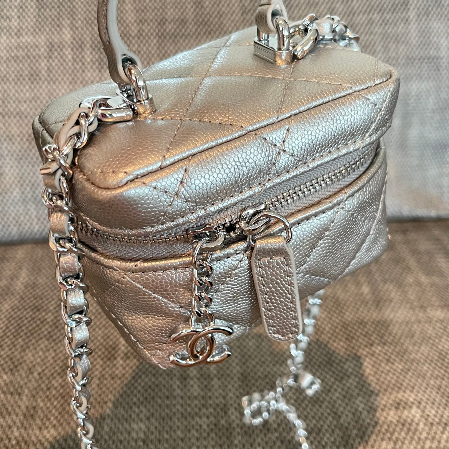 Silver Metallic Quilted Caviar Leather Mini Vanity Case with Handle and Silver-Tone Chain - Mocuir