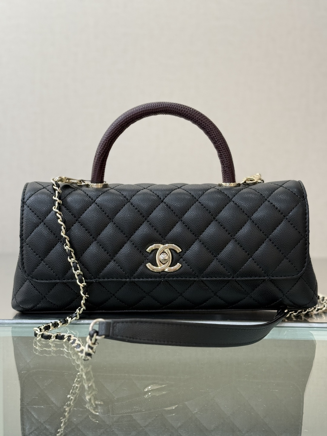 Cruise 2026 Black Quilted Grained Calfskin Top Handle Flap Bag with Burgundy Lizard-Skin Handle & Gold-Tone Hardware - Mocuir