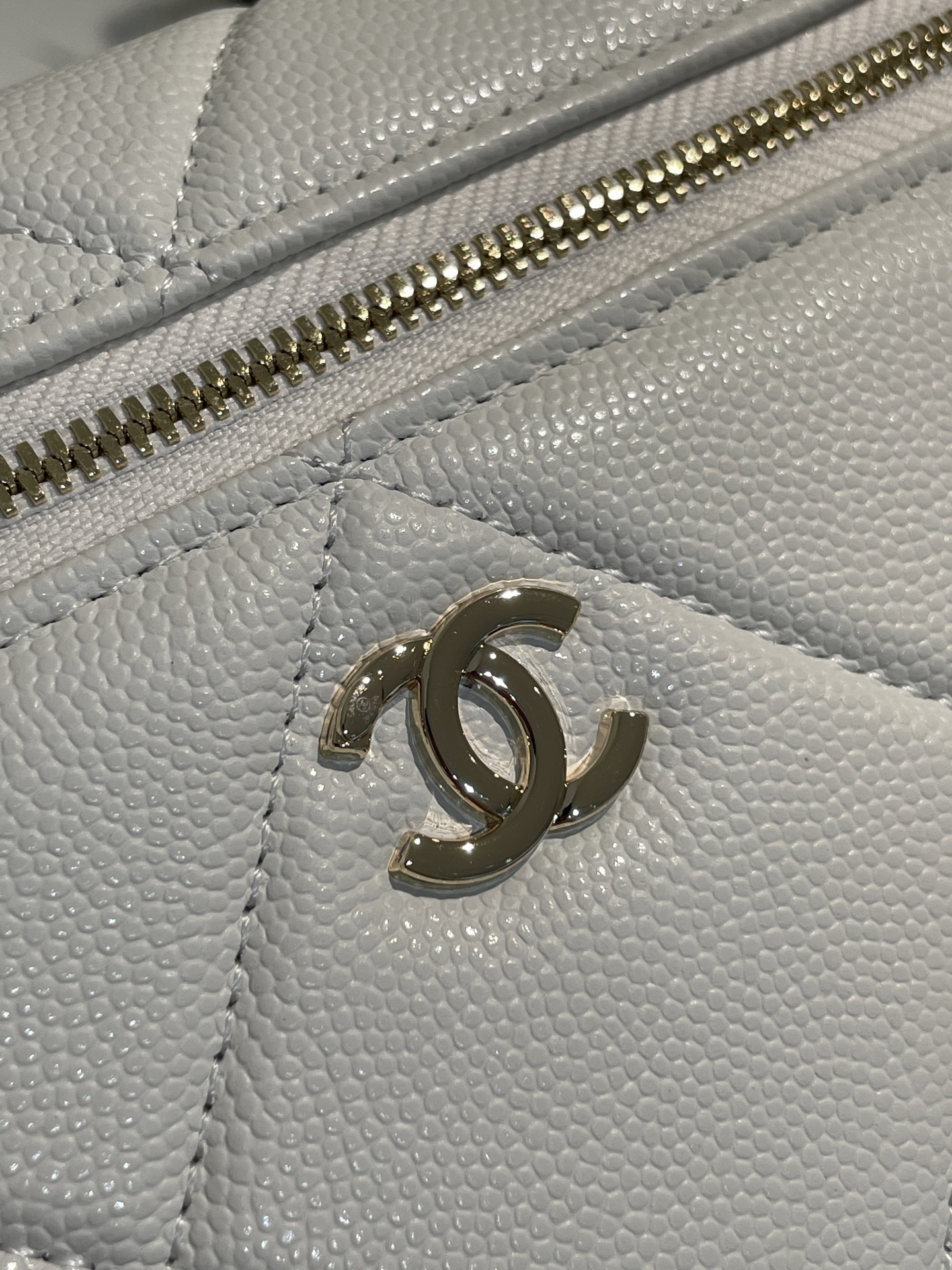 White Quilted Caviar Calfskin Vanity Case with Top Handle and Gold-Tone Chain Strap - Mocuir