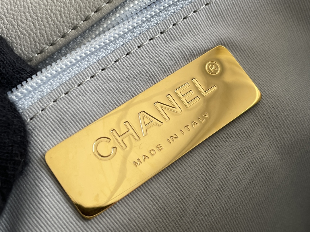 19 Handbag in Grey Quilted Shiny Lambskin with Gold-Tone, Silver-Tone & Ruthenium-Finish Metal (Model AS1160) - Mocuir