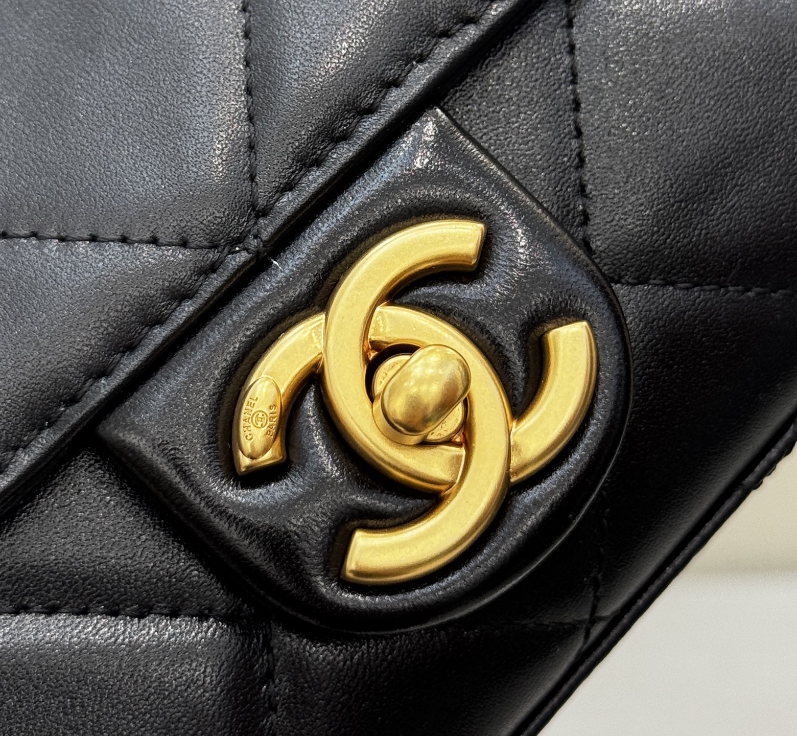 Pearl Handle Flap Bag - Mocuir