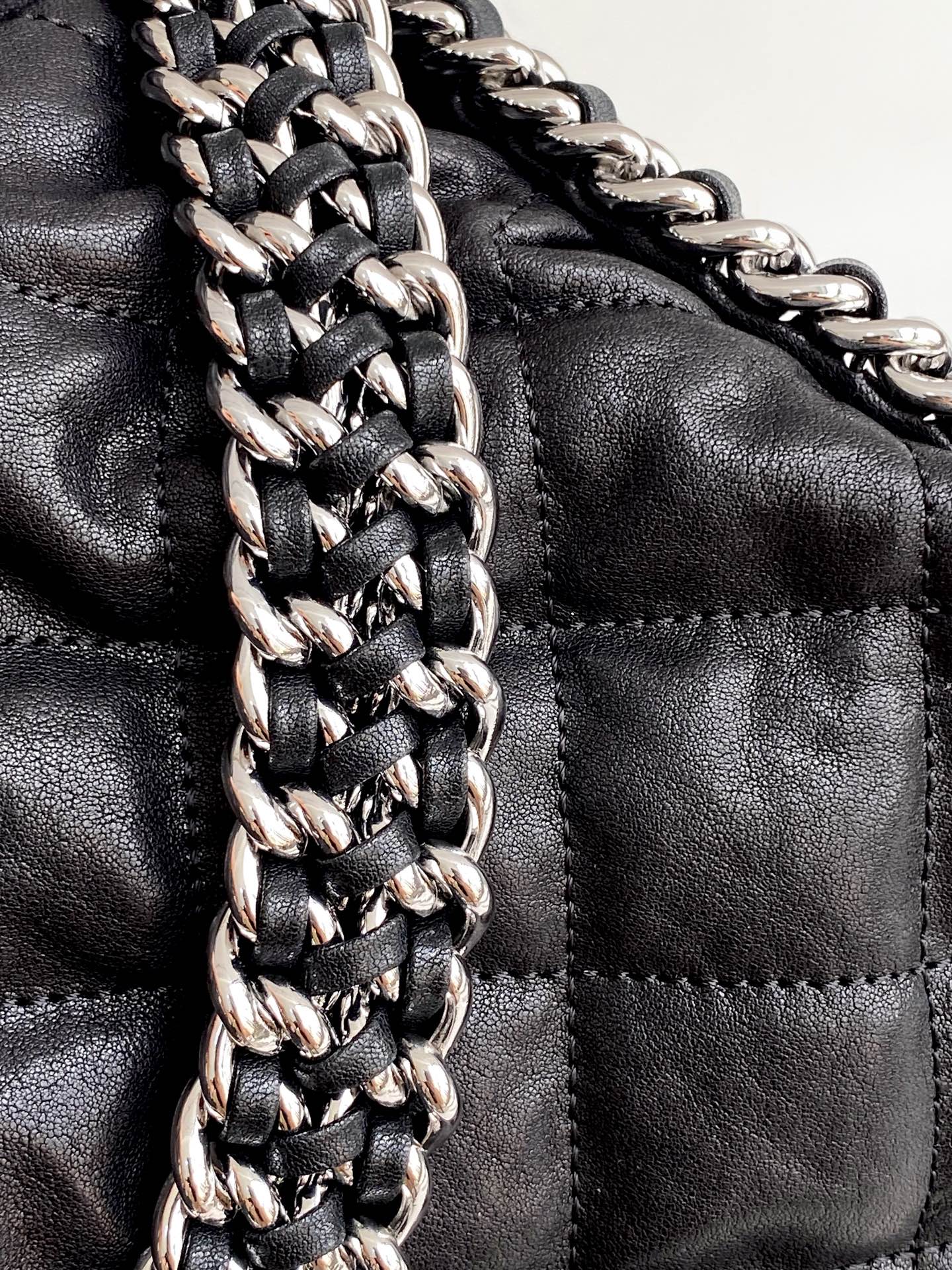 Ultimate Soft Chain Around Hobo Tote Bag in Black Quilted Aged Calfskin with Silver-Tone Hardware - Mocuir