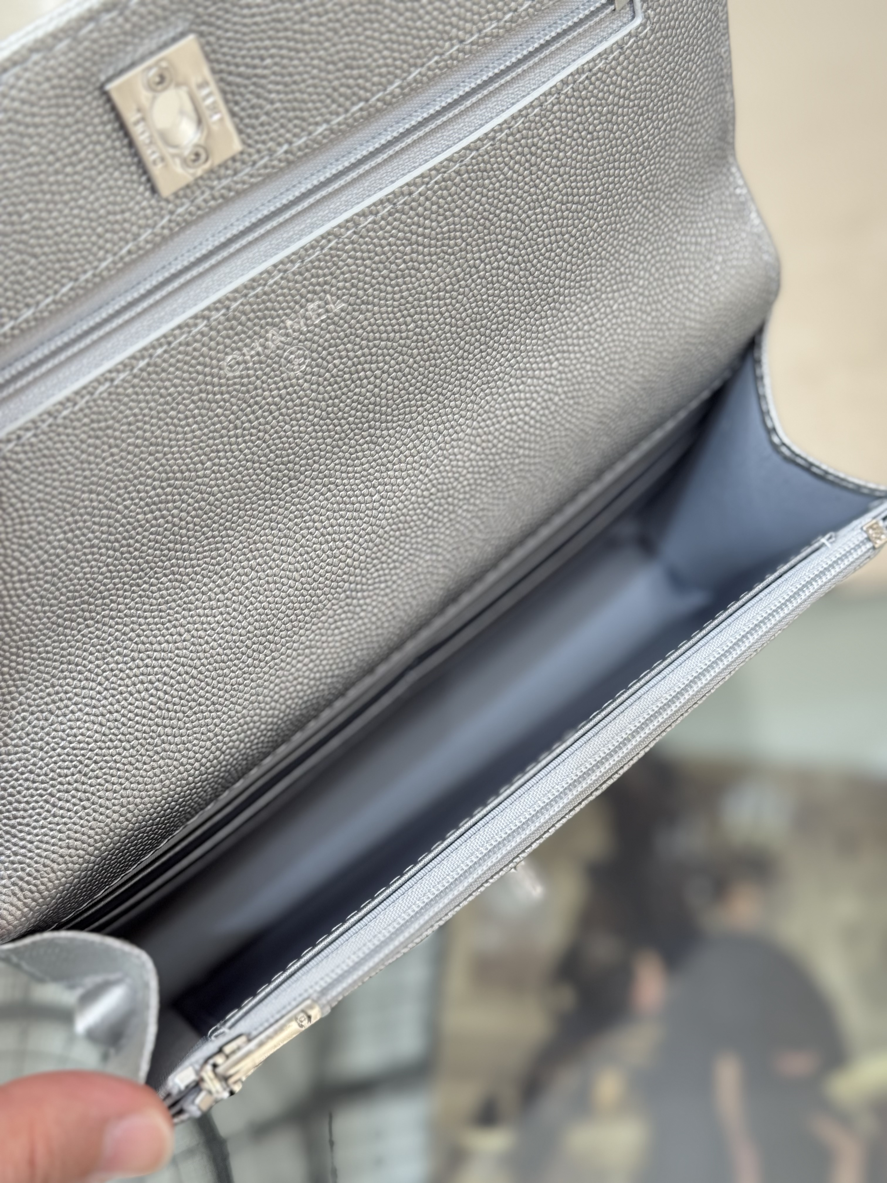 Wallet on Chain with Top Handle (AP3984) in Silver Caviar Leather with Silver-Tone Hardware, 25C Cruise Collection - Mocuir