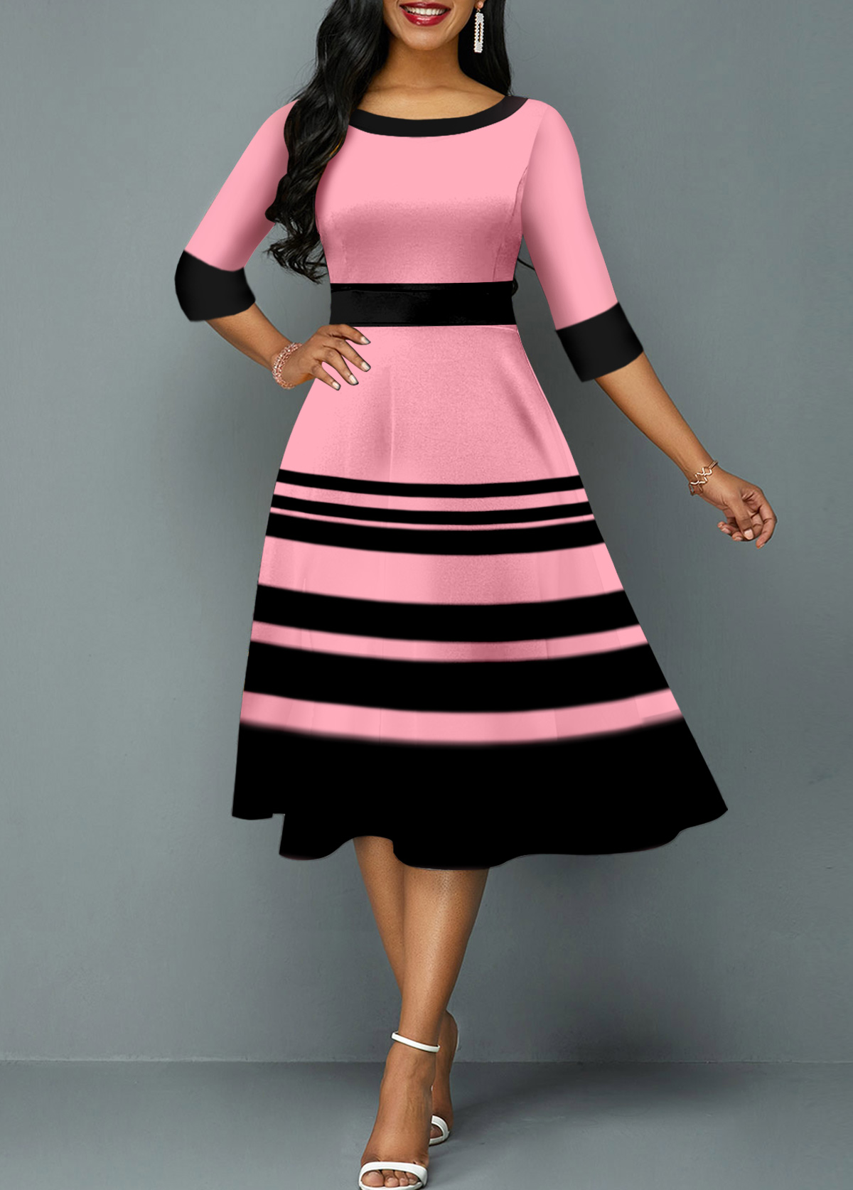 Vestido de cuello redondo con estampado de rayas rosas