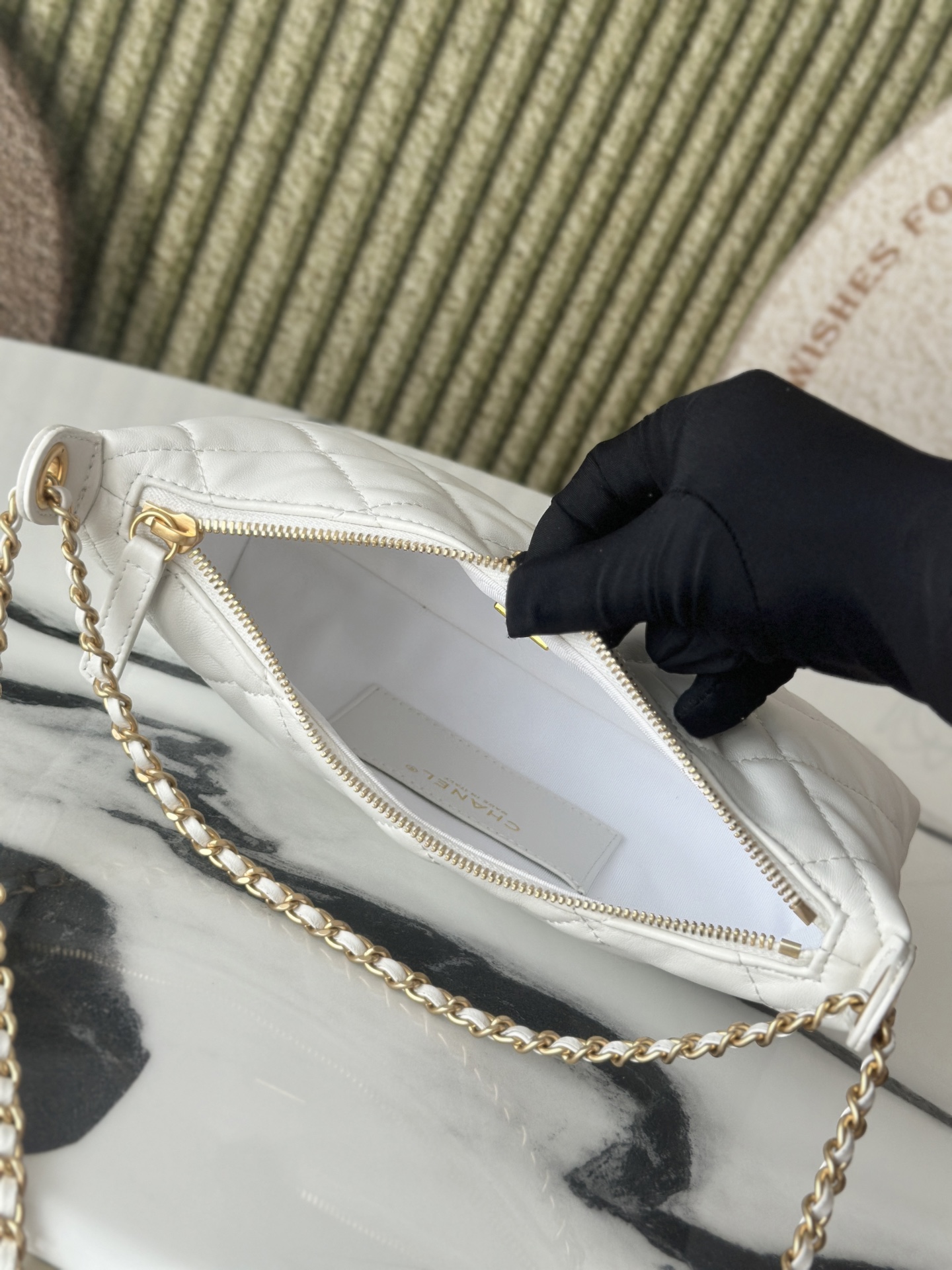 25S White Shiny Lambskin Quilted Hobo Shoulder Bag with Gold-Tone Hardware - Mocuir