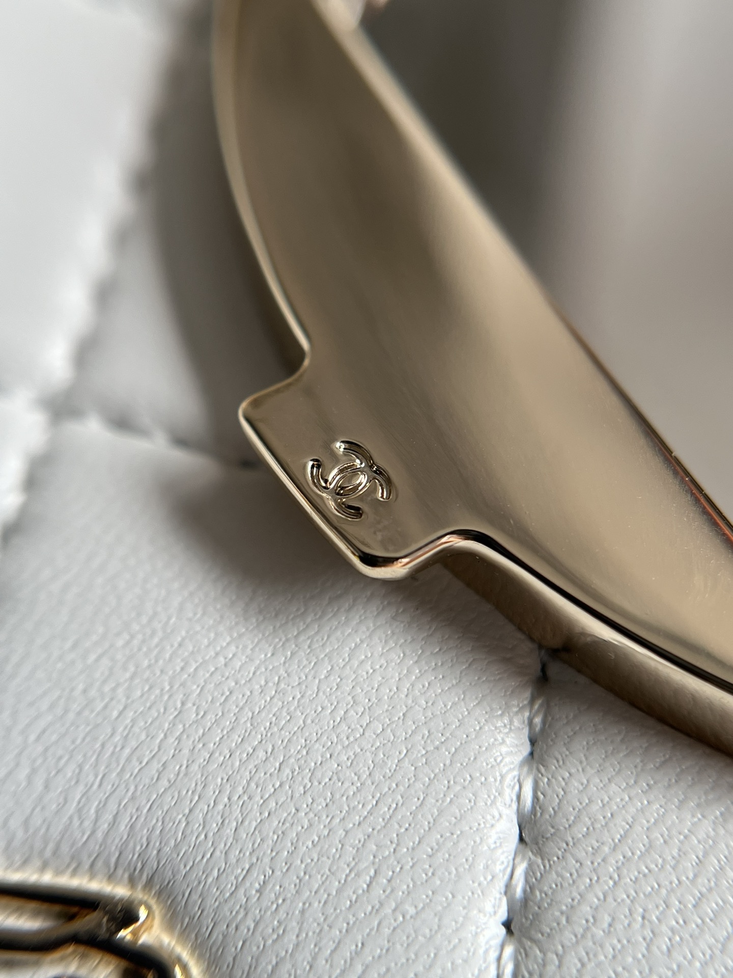 Camera Bag in White Quilted Lambskin with Pale Gold-Tone Hardware, Spring-Summer 2024 (AS4817) - Mocuir