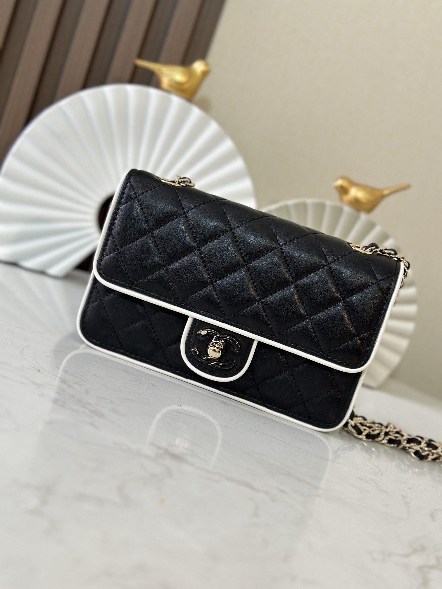 25P Mini Classic Flap with White Edge Piping - Mocuir