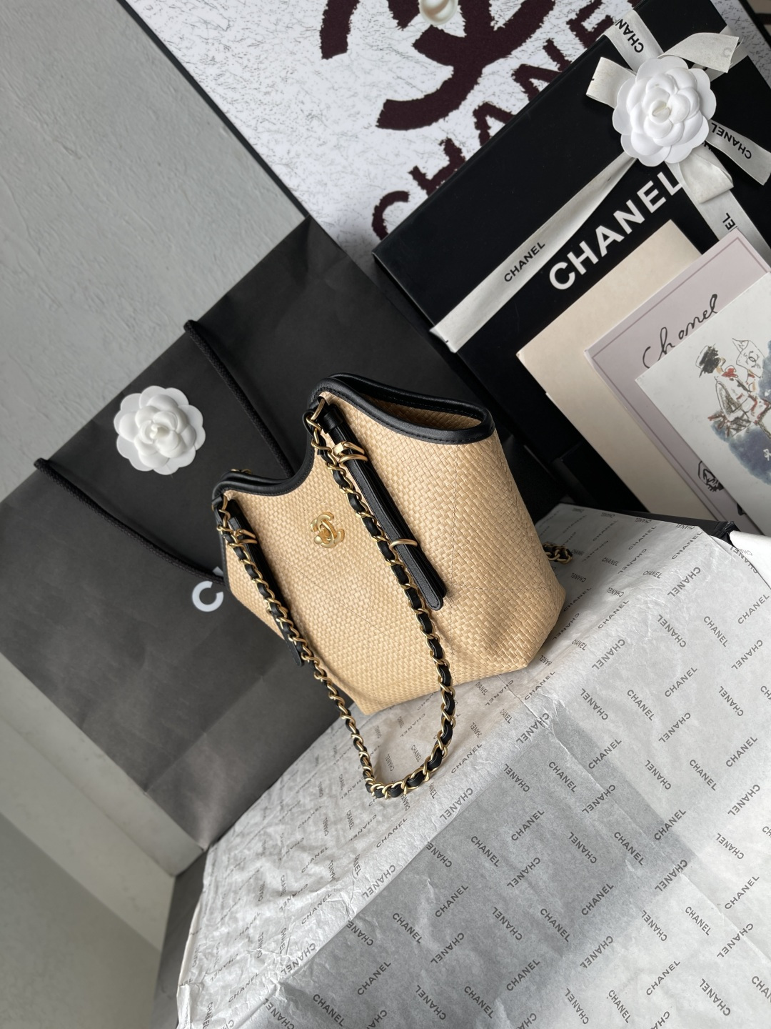 25C Beige Woven Straw Small Tote Handbag with Black Calfskin Trim and Gold-Tone Hardware - Mocuir