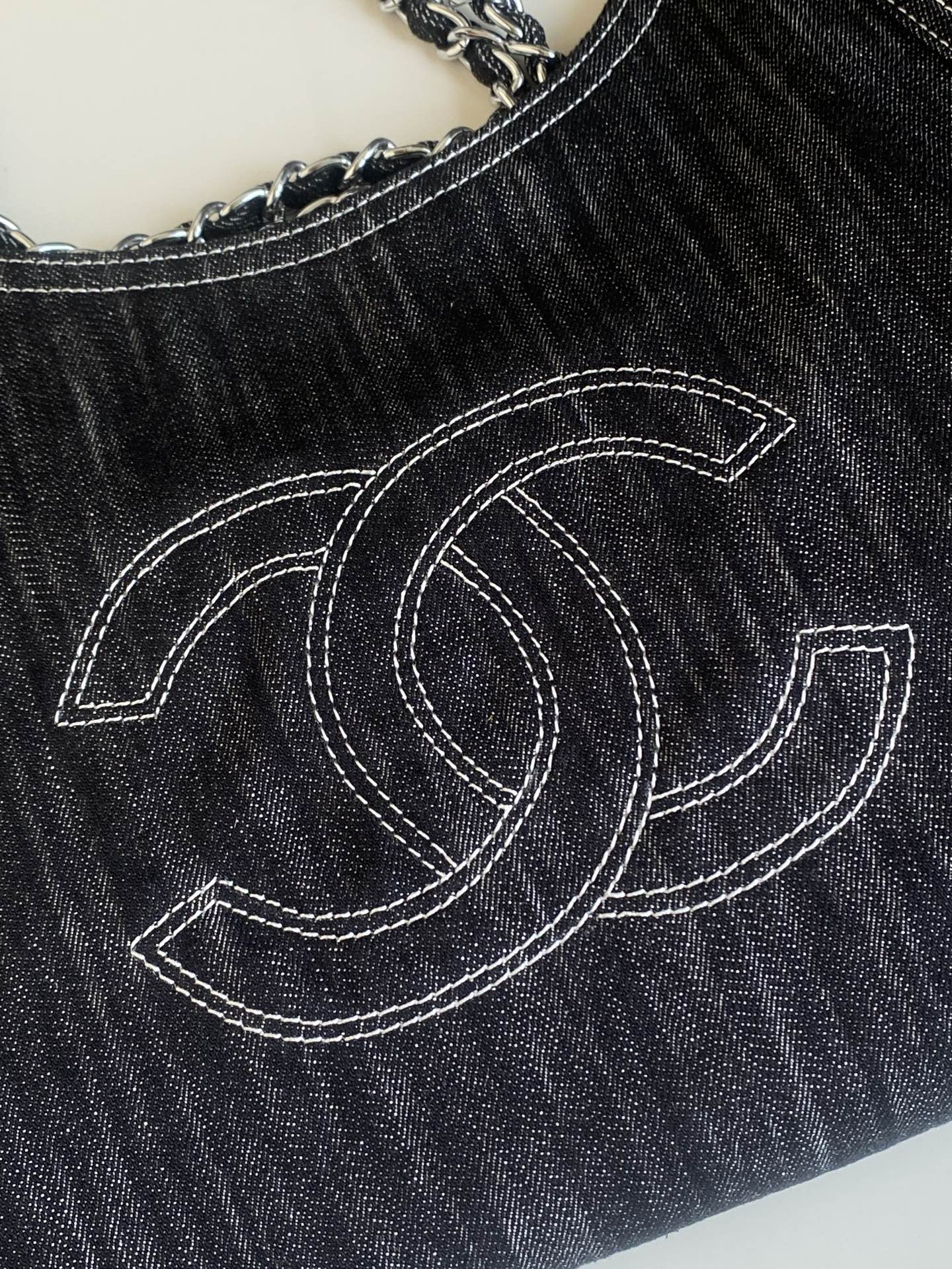 Large Hobo Bag in Denim（Dark Washed Denim ） - Mocuir