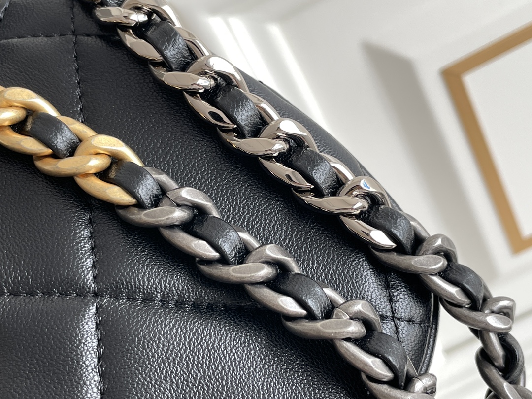 23K Hobo Bag in Black Quilted Lambskin with Aged Gold-Tone Hardware (Model AS4422) - Mocuir