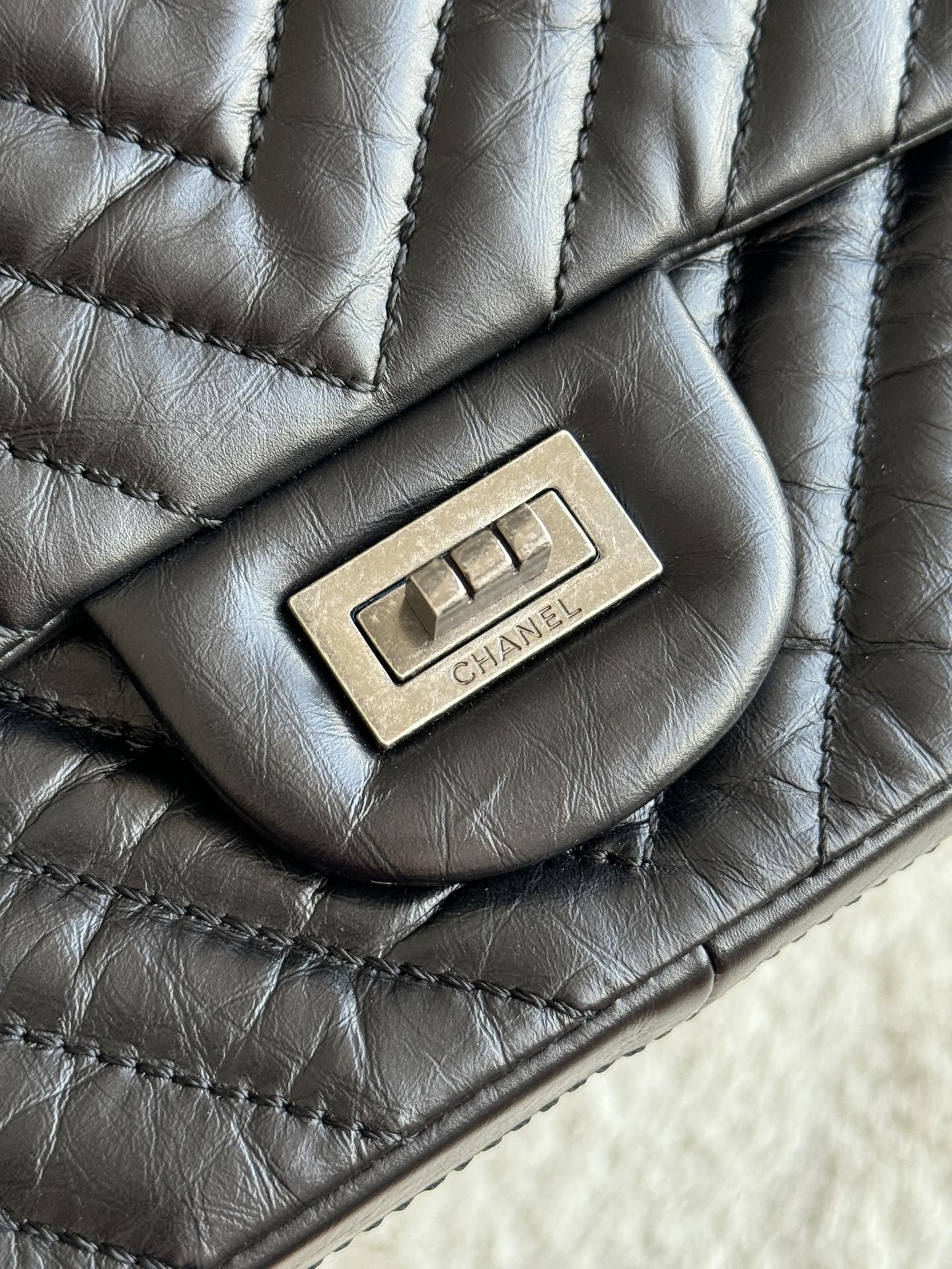 2.55 Reissue 227 Jumbo Flap Bag in Black Aged Calfskin with Chevron Quilting and Ruthenium-Finish Hardware - Mocuir