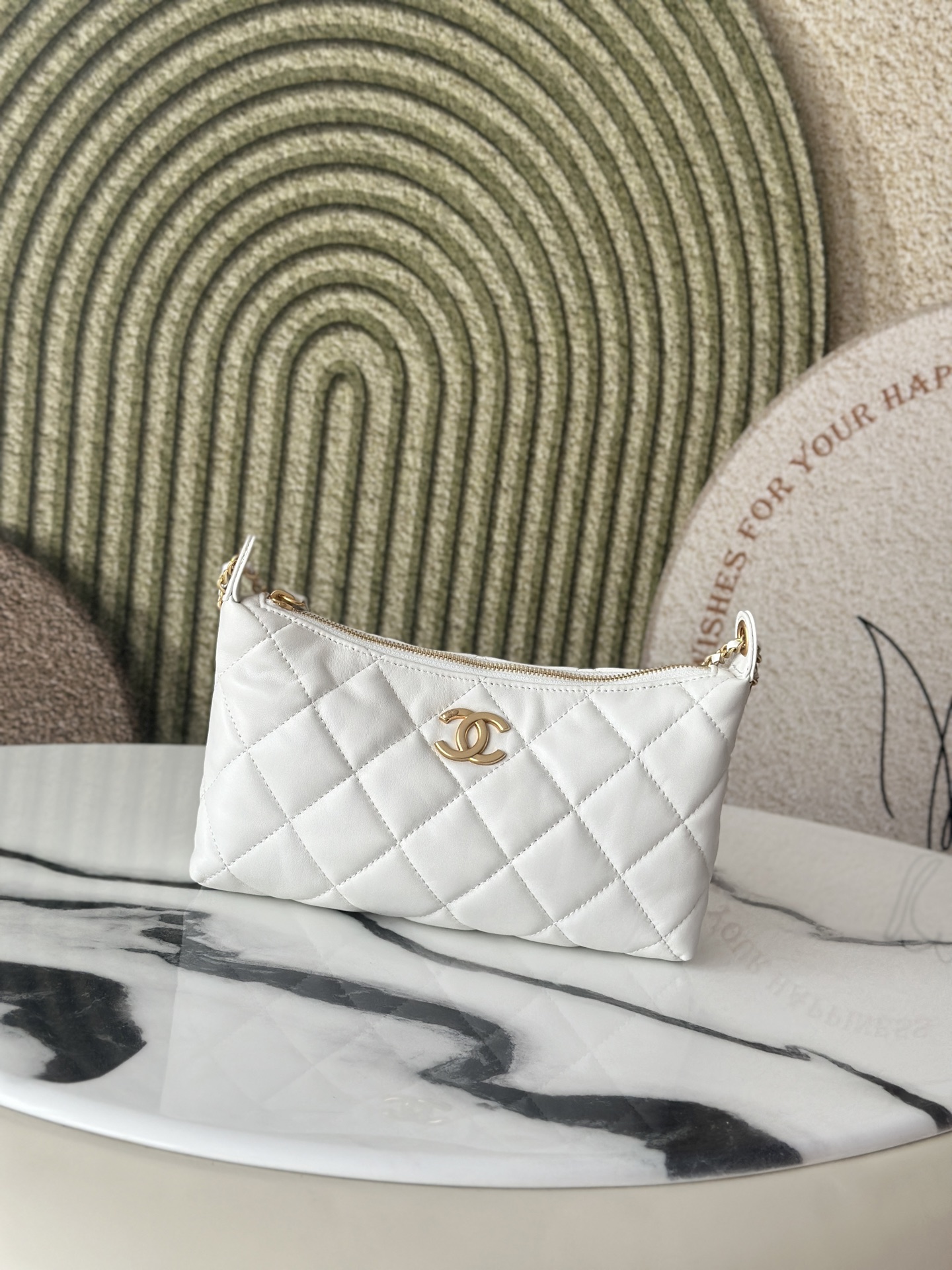 25S White Shiny Lambskin Quilted Hobo Shoulder Bag with Gold-Tone Hardware - Mocuir