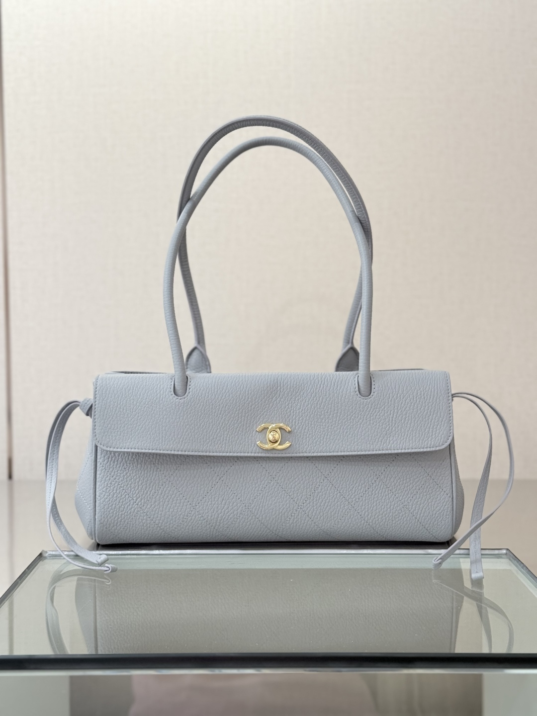26P Cruise Preppy Coco Bowling Bag in Light Grey Caviar Leather with Gold-Tone Hardware - Mocuir