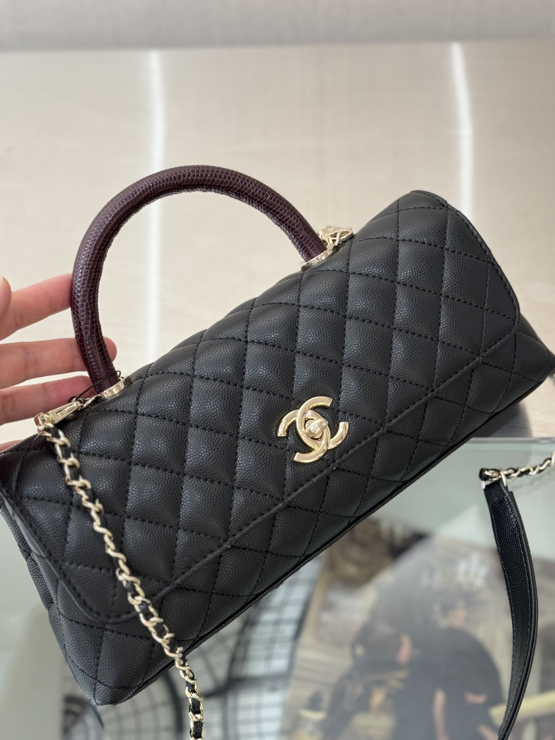 Cruise 2026 Black Quilted Grained Calfskin Top Handle Flap Bag with Burgundy Lizard-Skin Handle & Gold-Tone Hardware - Mocuir
