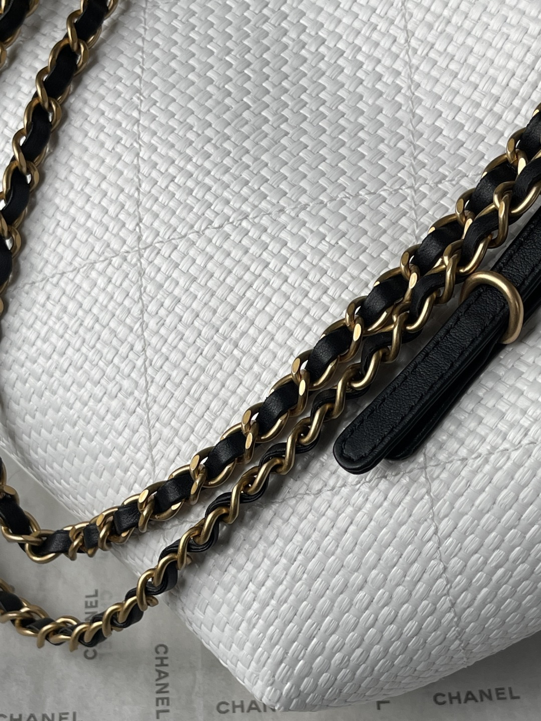 25C White Woven Straw Small Tote Handbag with Black Calfskin Trim and Gold-Tone Hardware - Mocuir