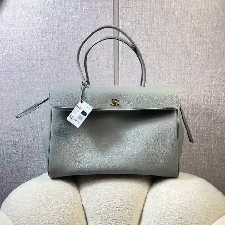 26S Cruise Large Tote Handbag in Light Grey Caviar Leather with Gold-Tone Hardware - Mocuir